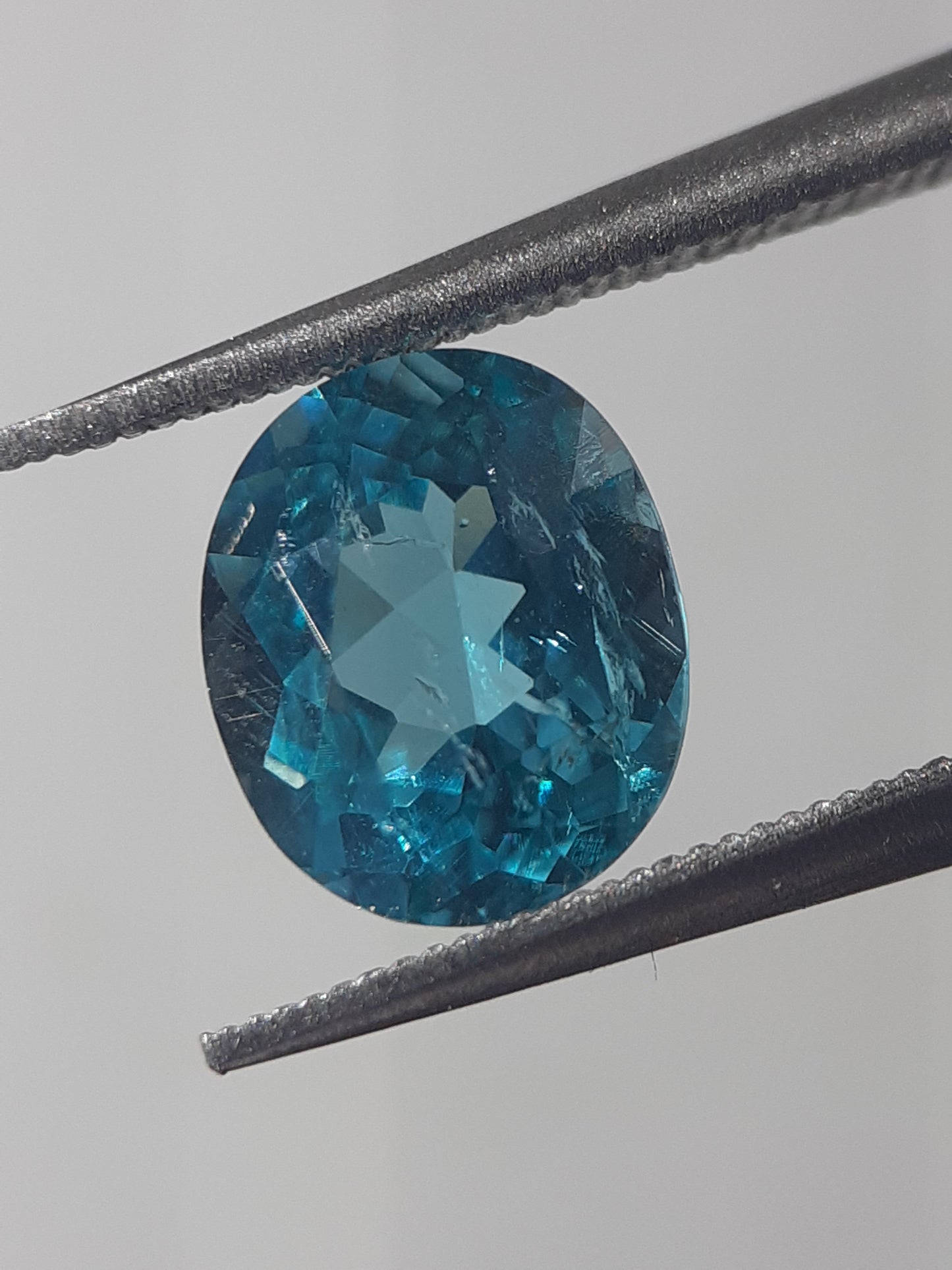 Natural Paraiba color Neon blue green Apatite - 1.32 ct - oval - unheated - certified by NGB - Natural Gems Belgium