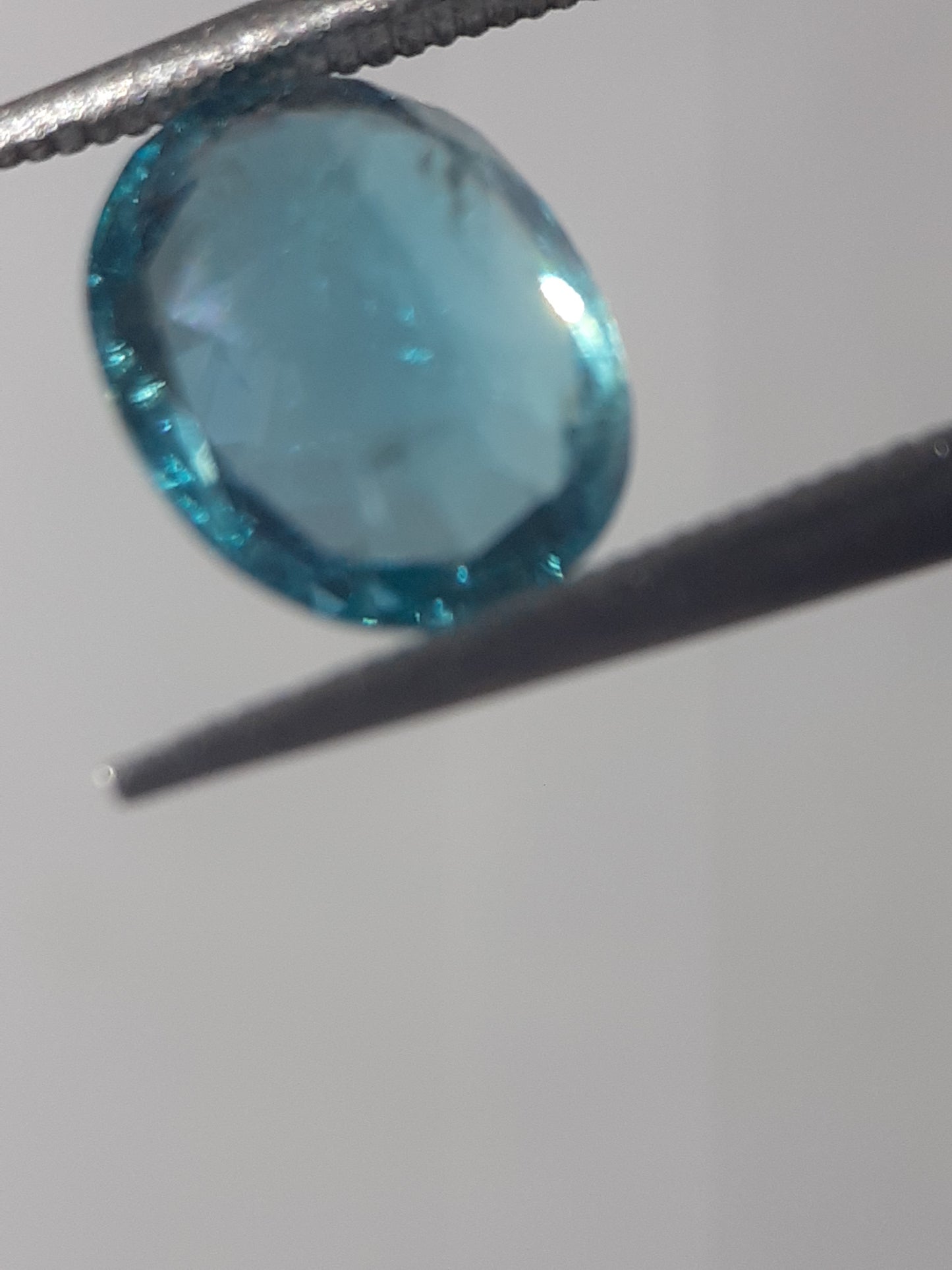 Natural Paraiba color Neon blue green Apatite - 1.32 ct - oval - unheated - certified by NGB - Natural Gems Belgium