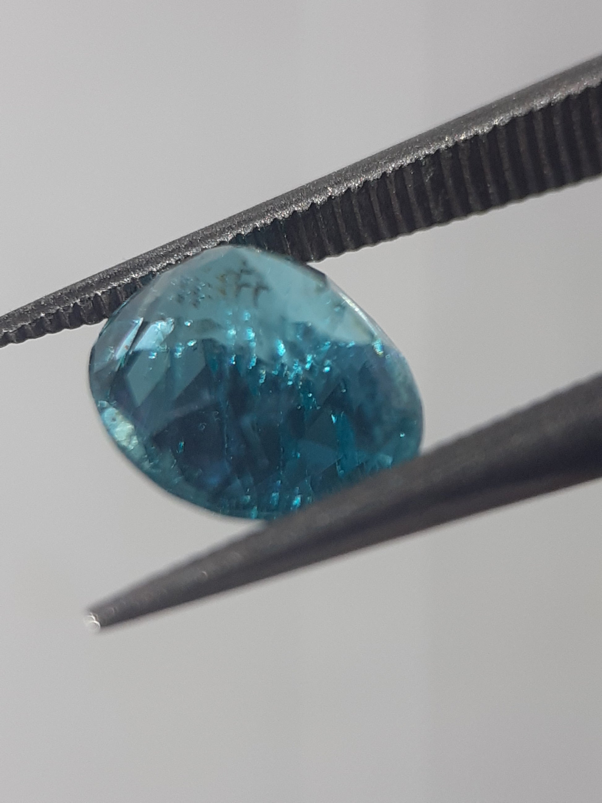 Natural Paraiba color Neon blue green Apatite - 1.32 ct - oval - unheated - certified by NGB - Natural Gems Belgium