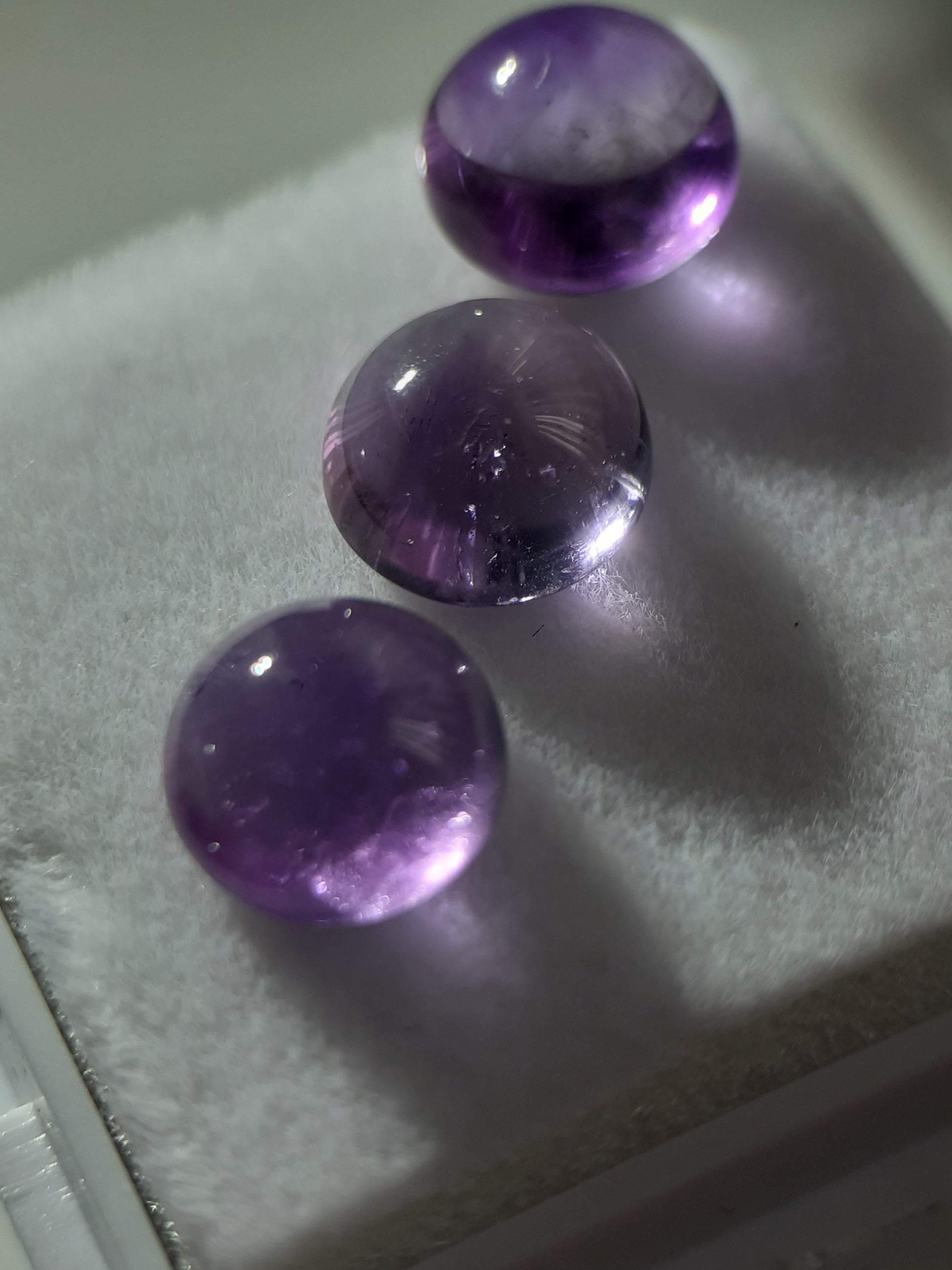 Natural purple Amethyst - set of 3 - 4.69 tcw - round cabochon - approx 7 x7 mm - unheated - Natural Gems Belgium