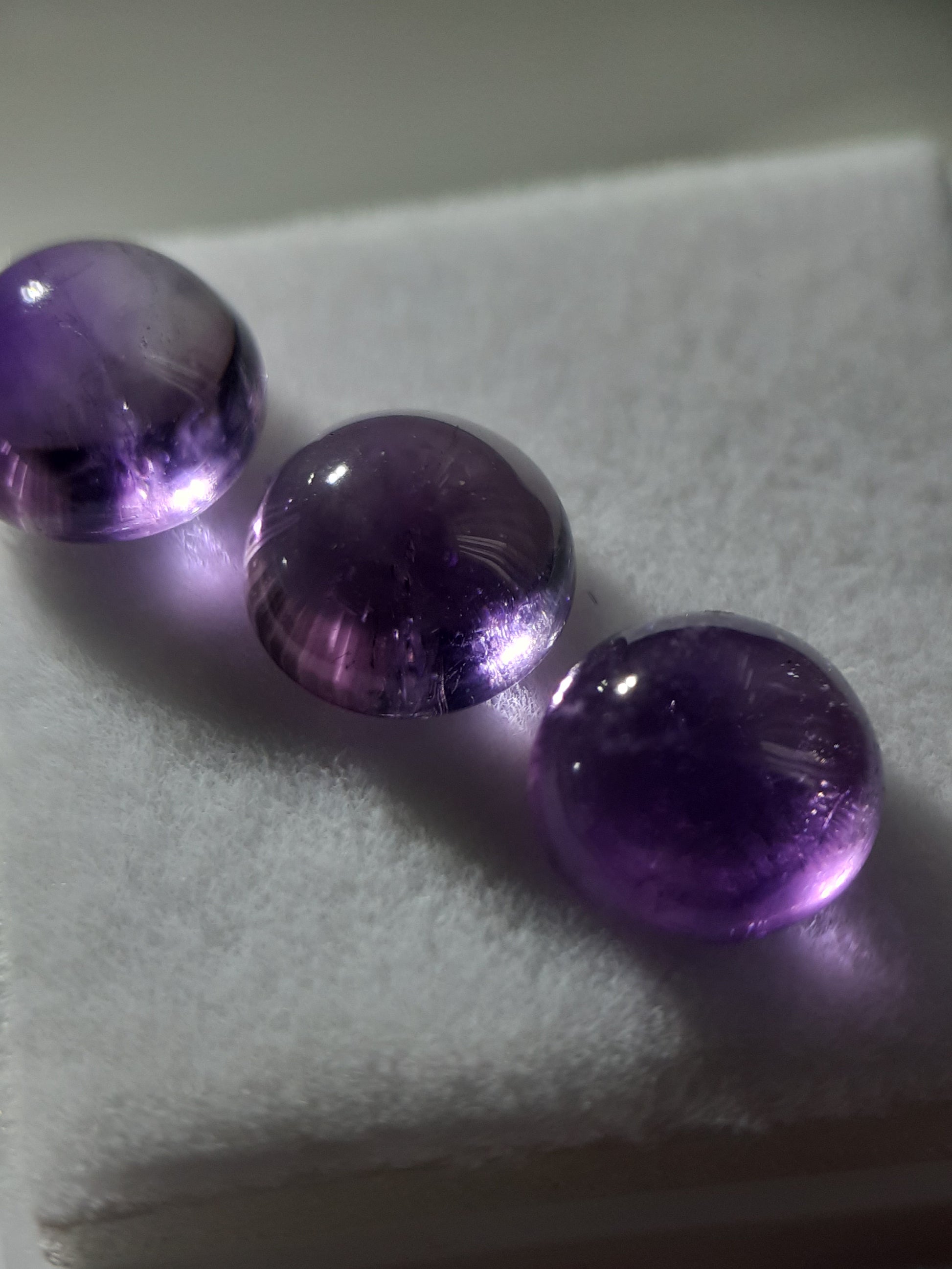 Natural purple Amethyst - set of 3 - 4.69 tcw - round cabochon - approx 7 x7 mm - unheated - Natural Gems Belgium