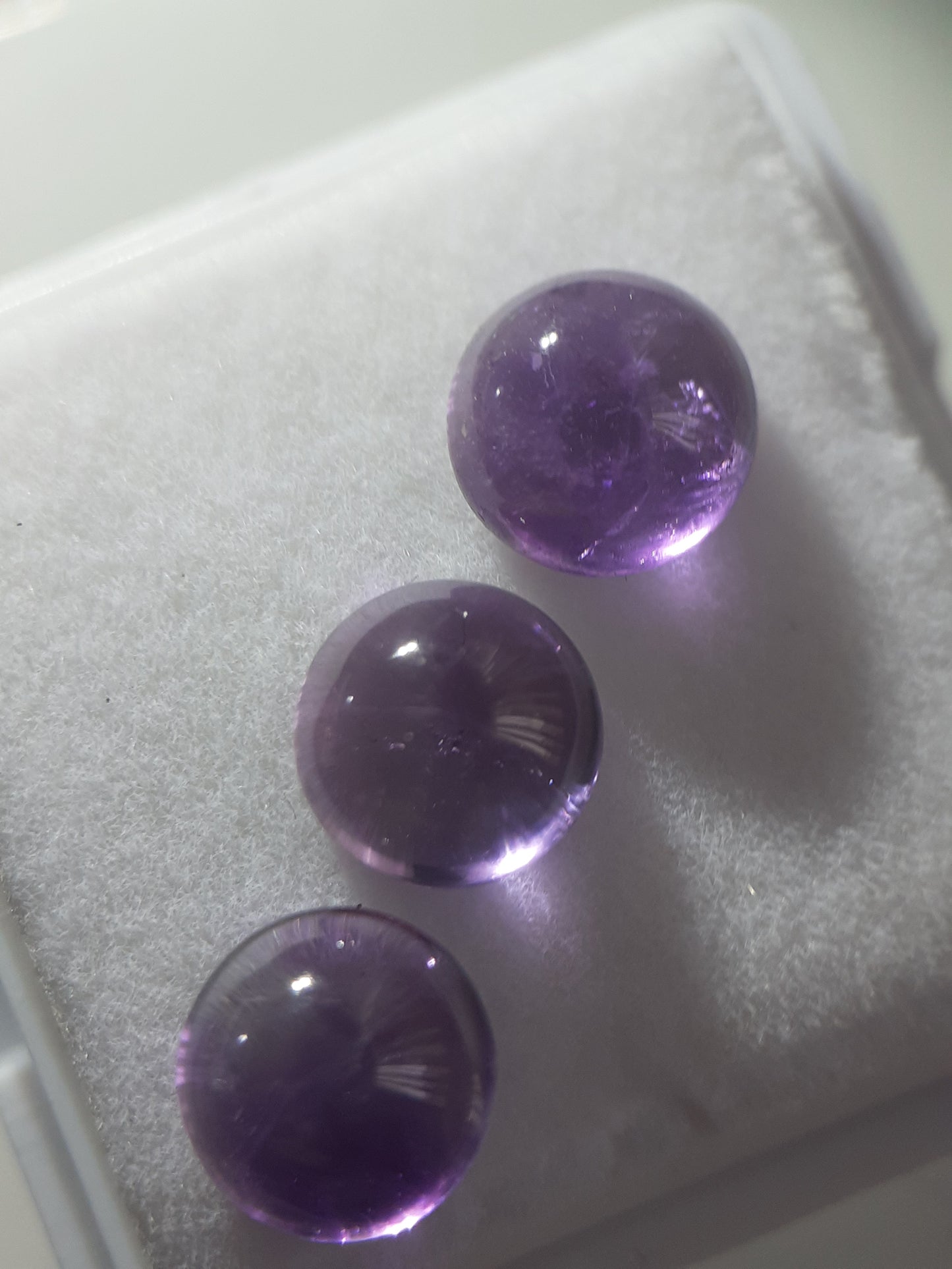 Natural purple Amethyst - set of 3 - 4.69 tcw - round cabochon - approx 7 x7 mm - unheated - Natural Gems Belgium