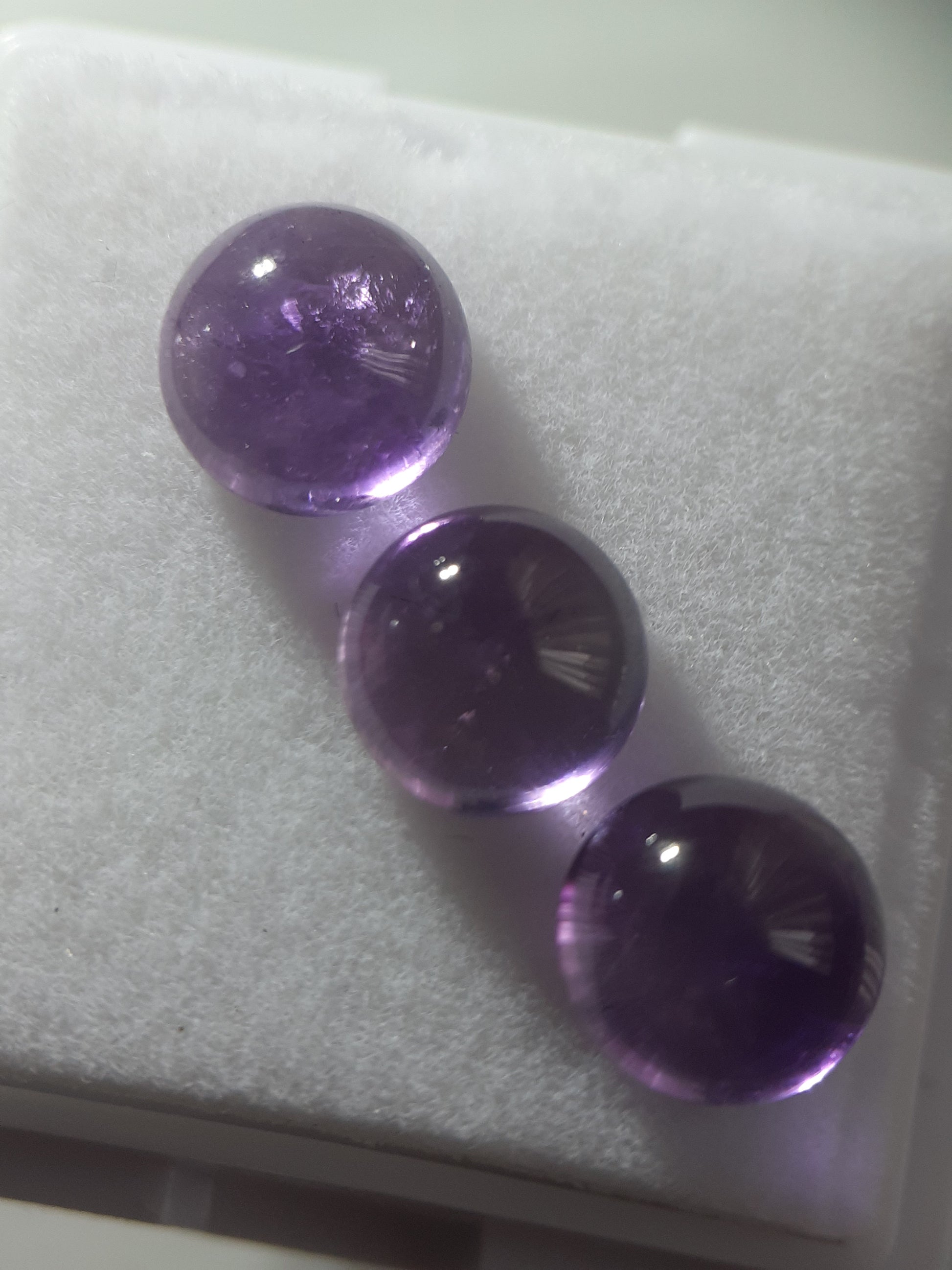 Natural purple Amethyst - set of 3 - 4.69 tcw - round cabochon - approx 7 x7 mm - unheated - Natural Gems Belgium