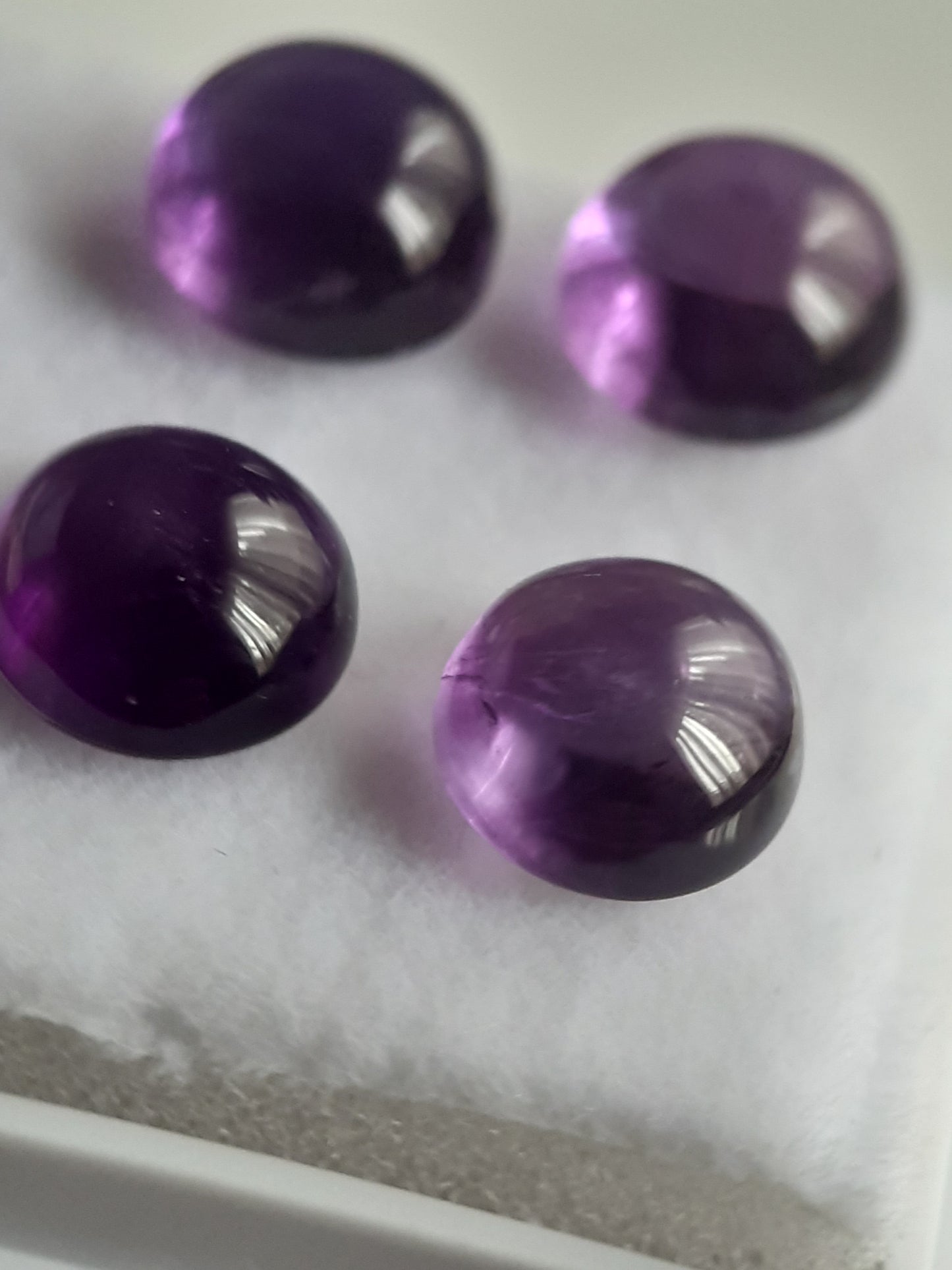 Natural purple Amethyst - set of 4 - 6.31 tcw - round cabochon - approx 7 x 7 mm - unheated - Natural Gems Belgium