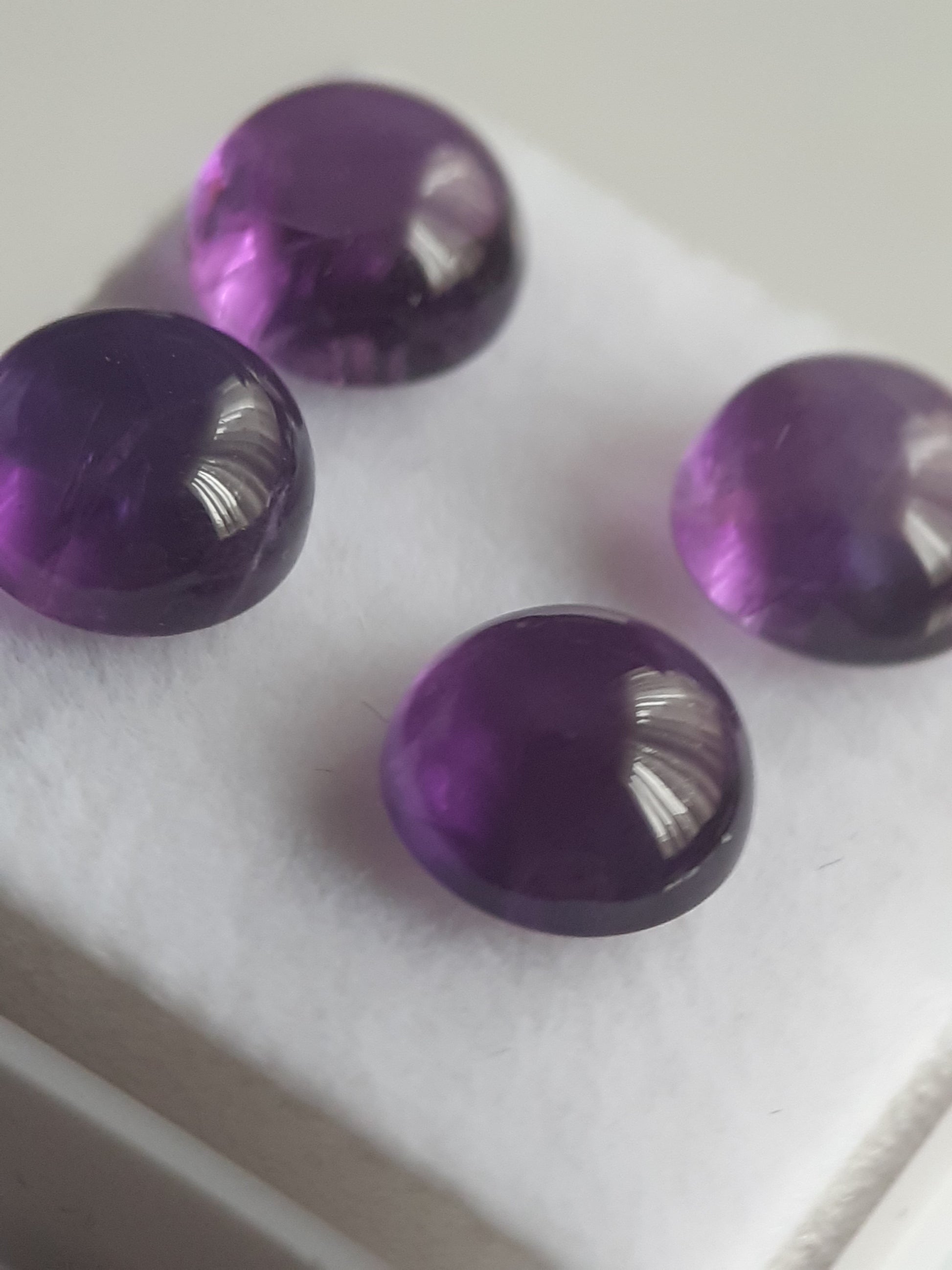 Natural purple Amethyst - set of 4 - 6.31 tcw - round cabochon - approx 7 x 7 mm - unheated - Natural Gems Belgium