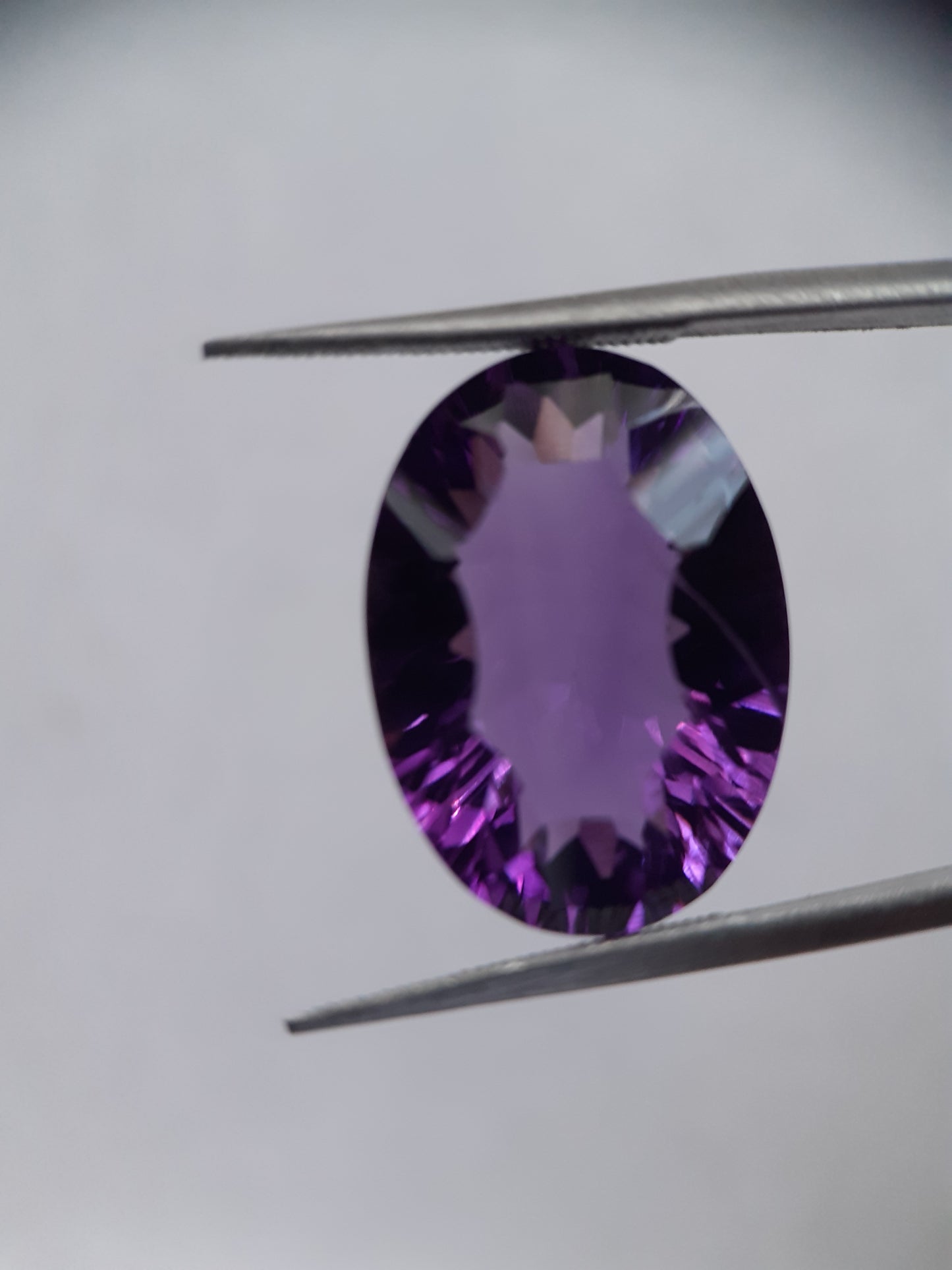 Natural deep purple Amethyst - 9.06 ct - oval - unheated - Natural Gems Belgium