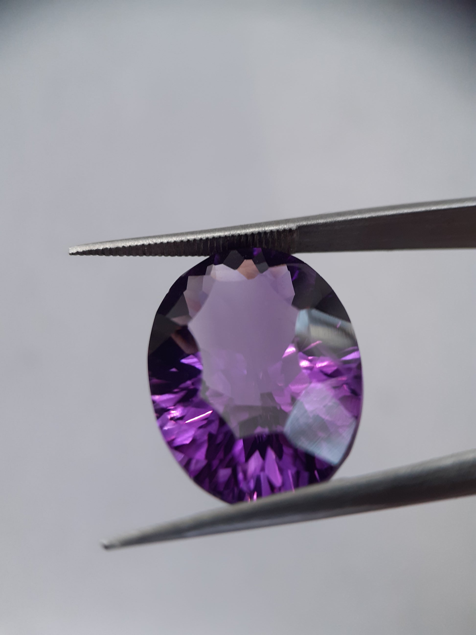 Natural deep purple Amethyst - 9.06 ct - oval - unheated - Natural Gems Belgium