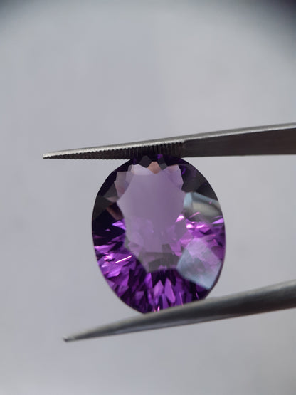 Natural deep purple Amethyst - 9.06 ct - oval - unheated - Natural Gems Belgium