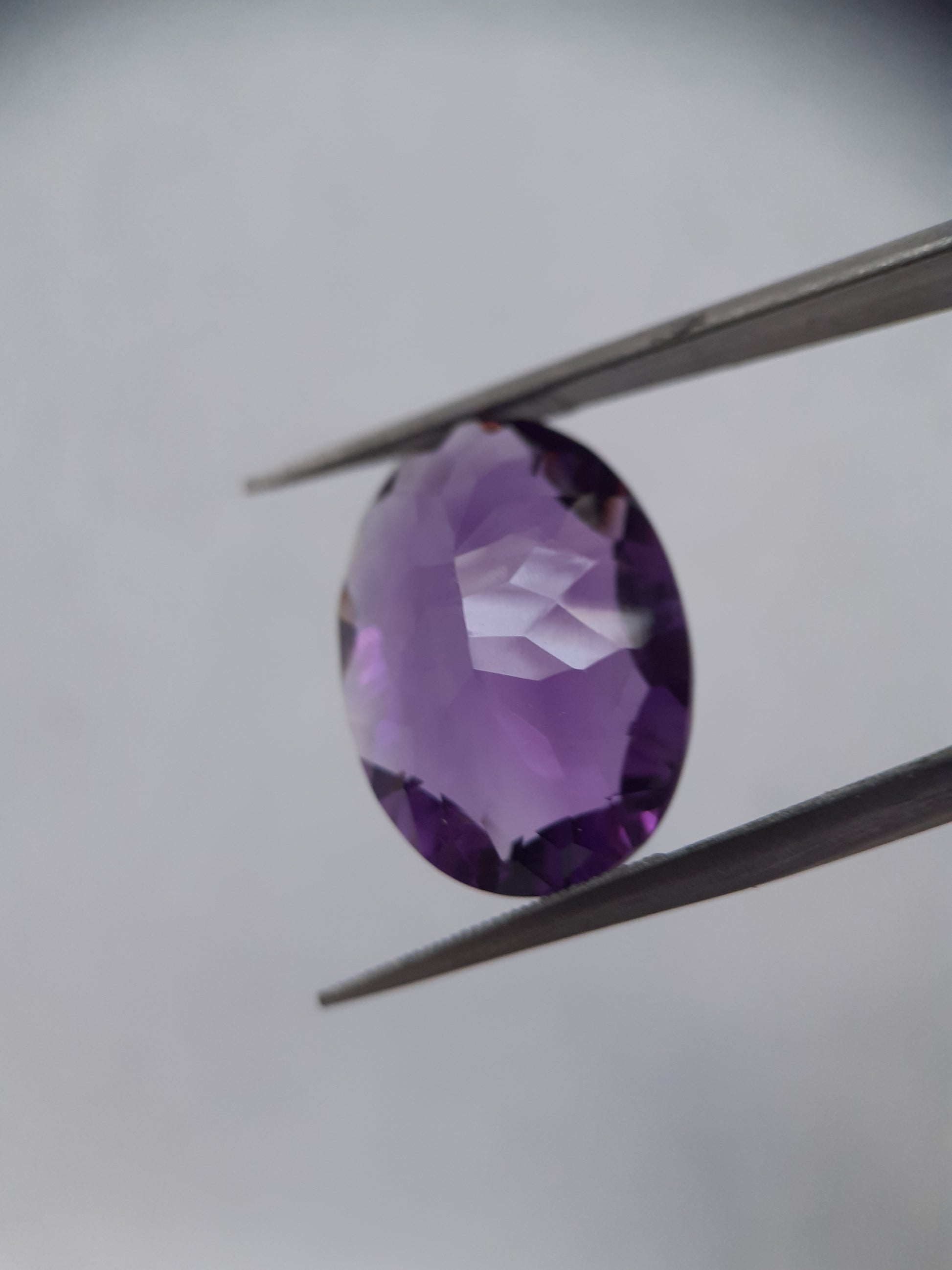 Natural deep purple Amethyst - 9.06 ct - oval - unheated - Natural Gems Belgium