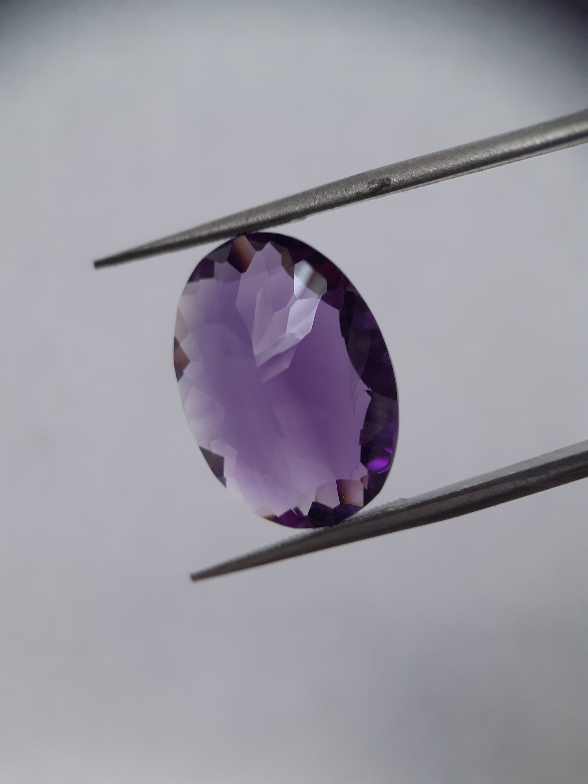 Natural deep purple Amethyst - 9.06 ct - oval - unheated - Natural Gems Belgium