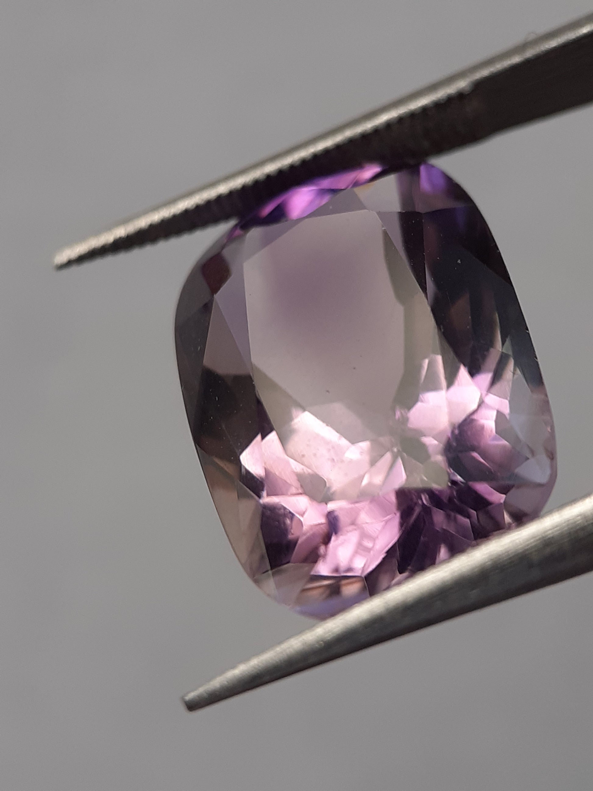 Natural purple Amethyst - 8.03 ct - cushion - unheated - Natural Gems Belgium