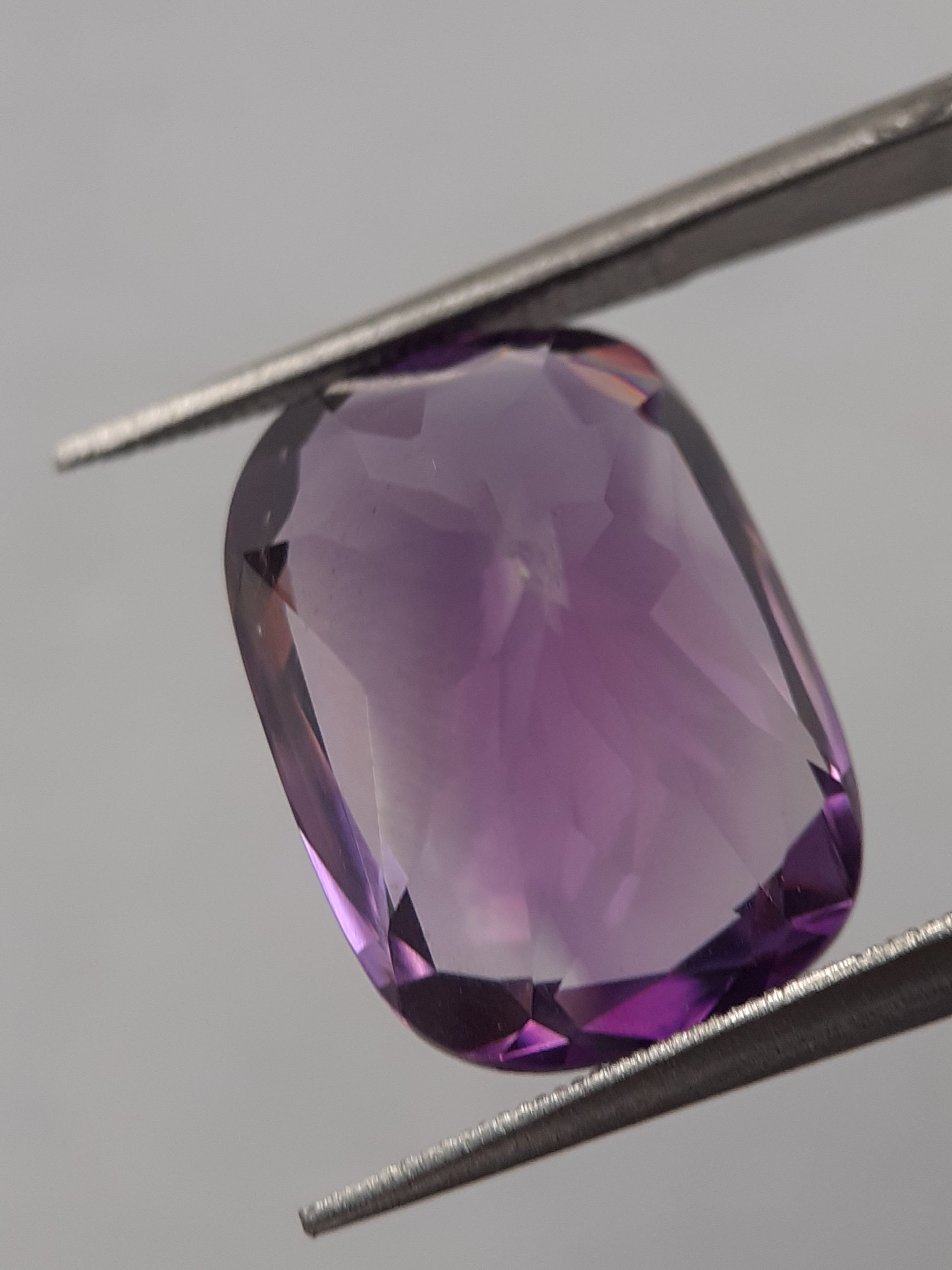 Natural purple Amethyst - 8.03 ct - cushion - unheated - Natural Gems Belgium