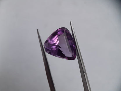 Natural purple to medium purple Amethyst - 5.44 ct - trillion - unheated - Natural Gems Belgium