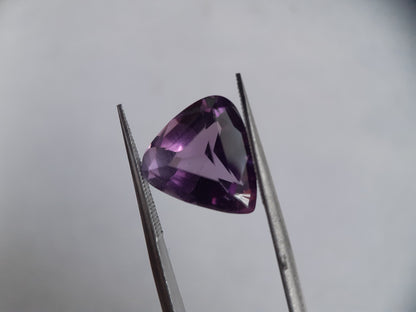 Natural purple to medium purple Amethyst - 5.44 ct - trillion - unheated - Natural Gems Belgium