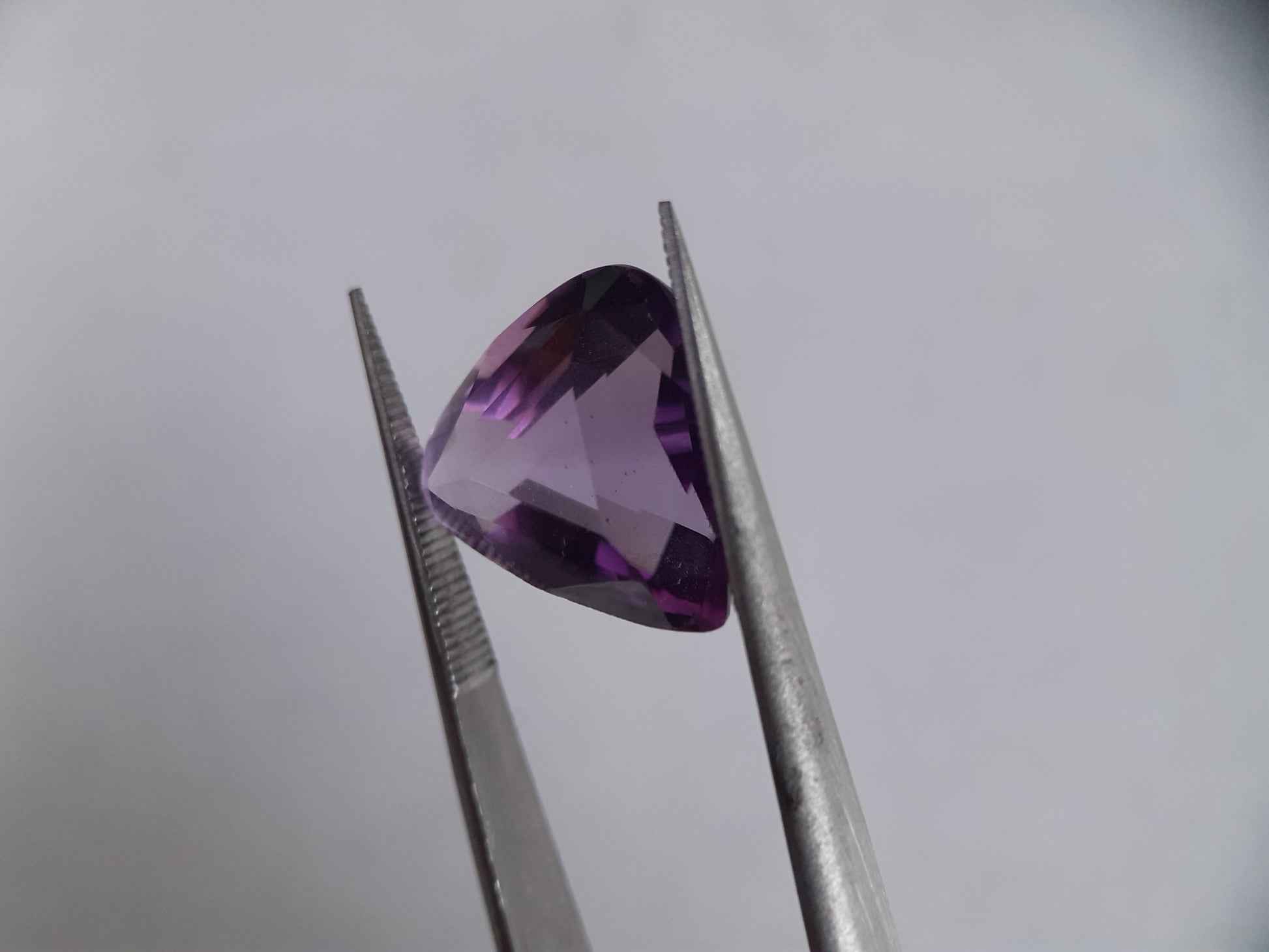 Natural purple to medium purple Amethyst - 5.44 ct - trillion - unheated - Natural Gems Belgium