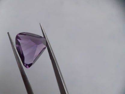 Natural purple to medium purple Amethyst - 5.44 ct - trillion - unheated - Natural Gems Belgium