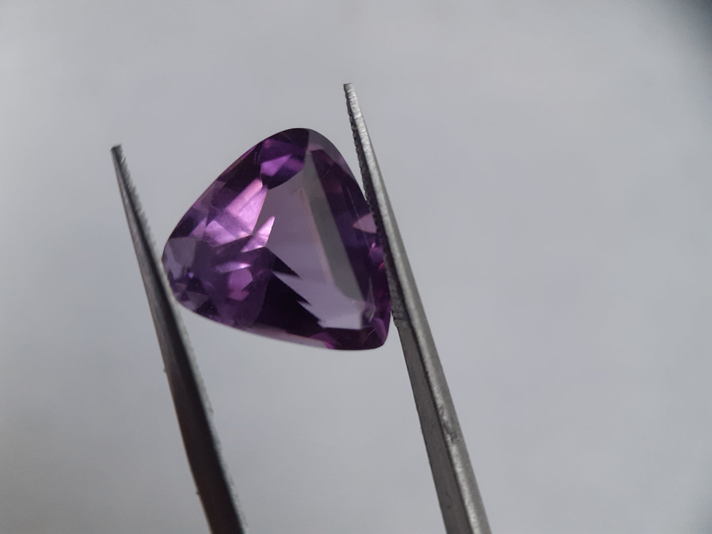 Natural purple to medium purple Amethyst - 5.44 ct - trillion - unheated - Natural Gems Belgium