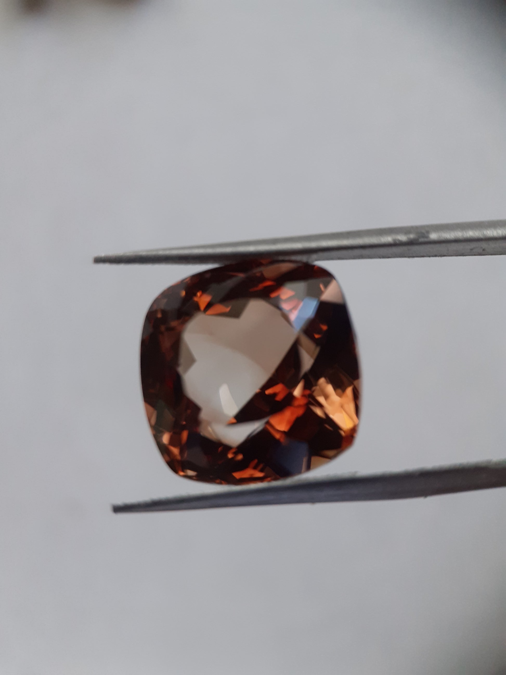 Natural Champagne Topaz - 14.44 ct -Cushion - AA grade - irradiated - certified by NGB - Natural Gems Belgium