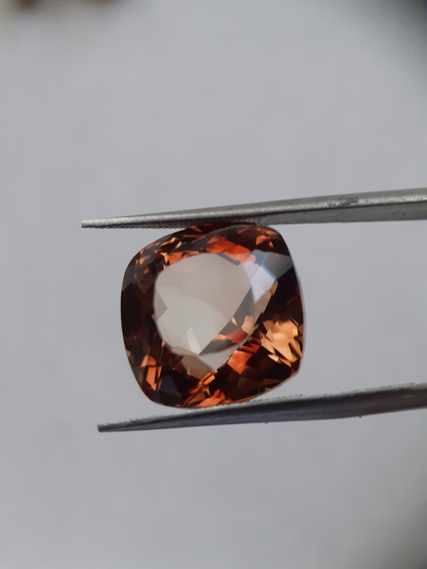 Natural Champagne Topaz - 14.44 ct -Cushion - AA grade - irradiated - certified by NGB - Natural Gems Belgium