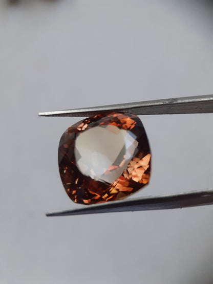 Natural Champagne Topaz - 14.44 ct -Cushion - AA grade - irradiated - certified by NGB - Natural Gems Belgium