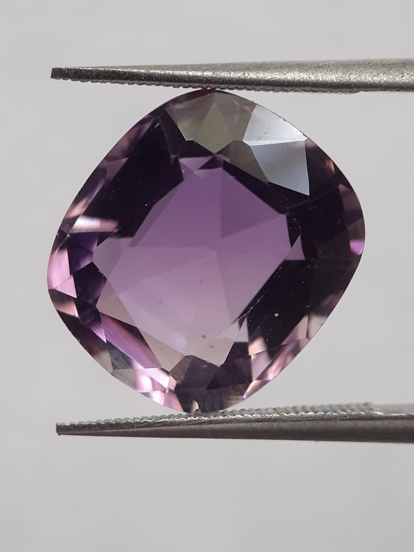 Natural purple Amethyst - 8.14 ct - cushion - unheated - Natural Gems Belgium