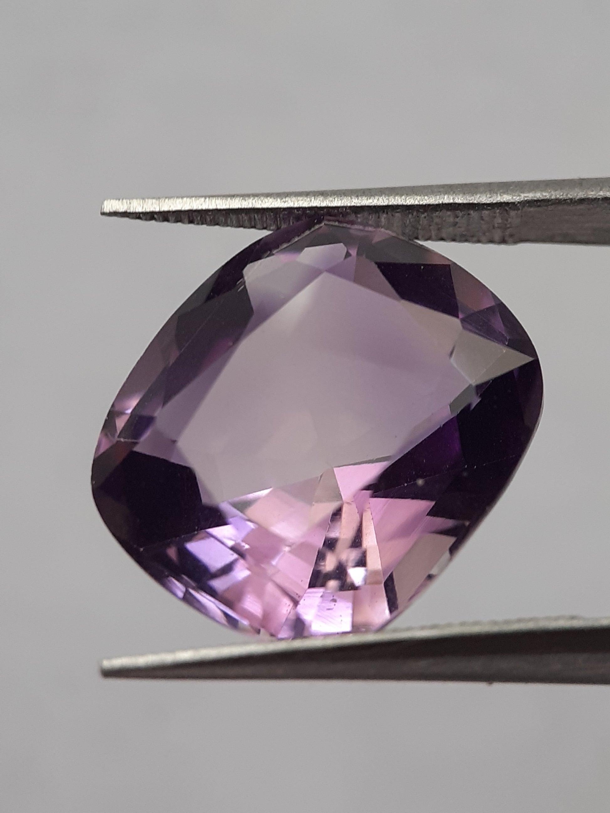 Natural purple Amethyst - 8.14 ct - cushion - unheated - Natural Gems Belgium