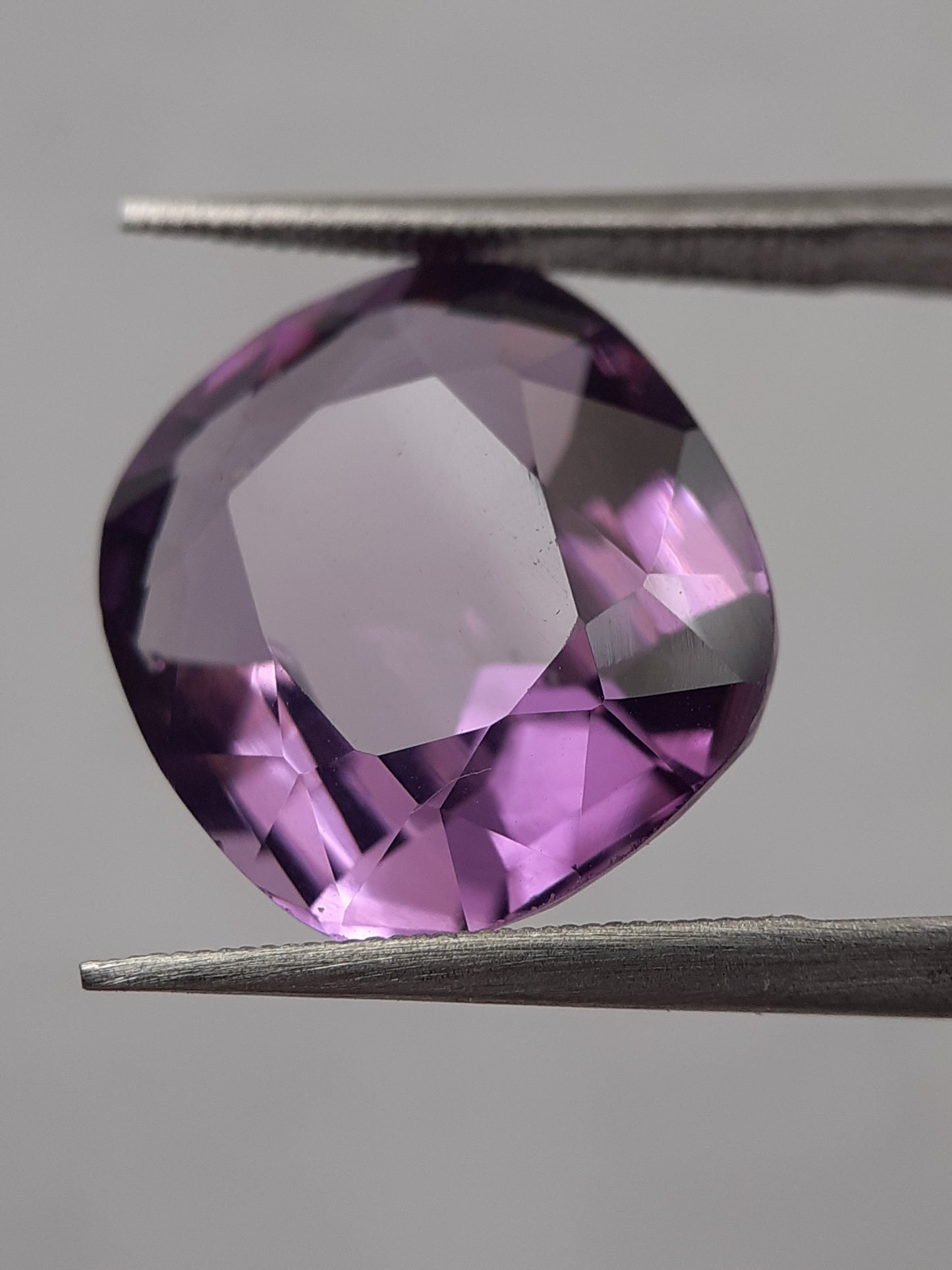 Natural purple Amethyst - 7.75 ct - cushion - unheated - Natural Gems Belgium