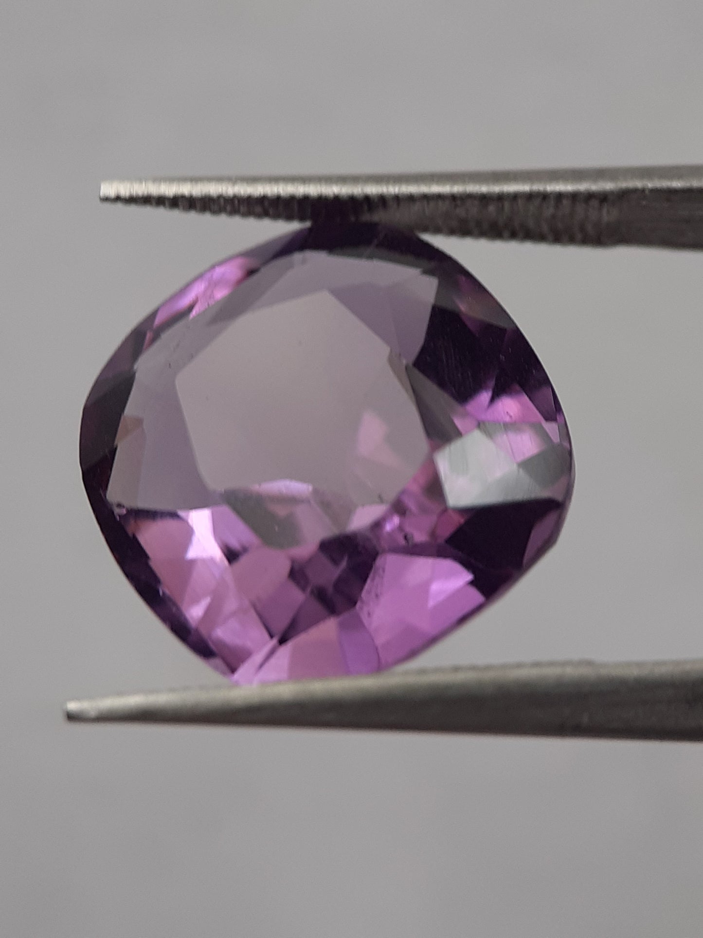 Natural purple Amethyst - 7.75 ct - cushion - unheated - Natural Gems Belgium