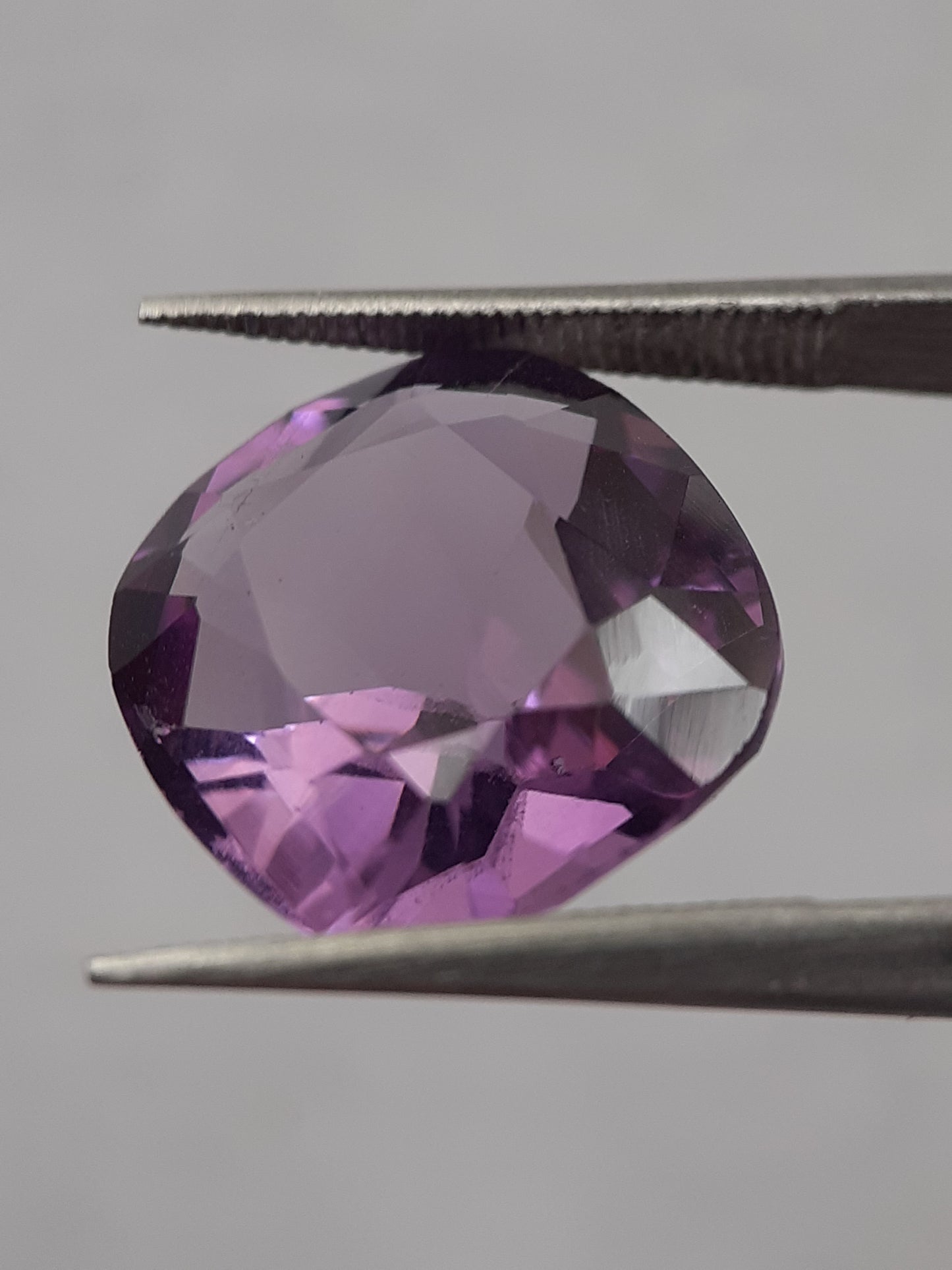 Natural purple Amethyst - 7.75 ct - cushion - unheated - Natural Gems Belgium