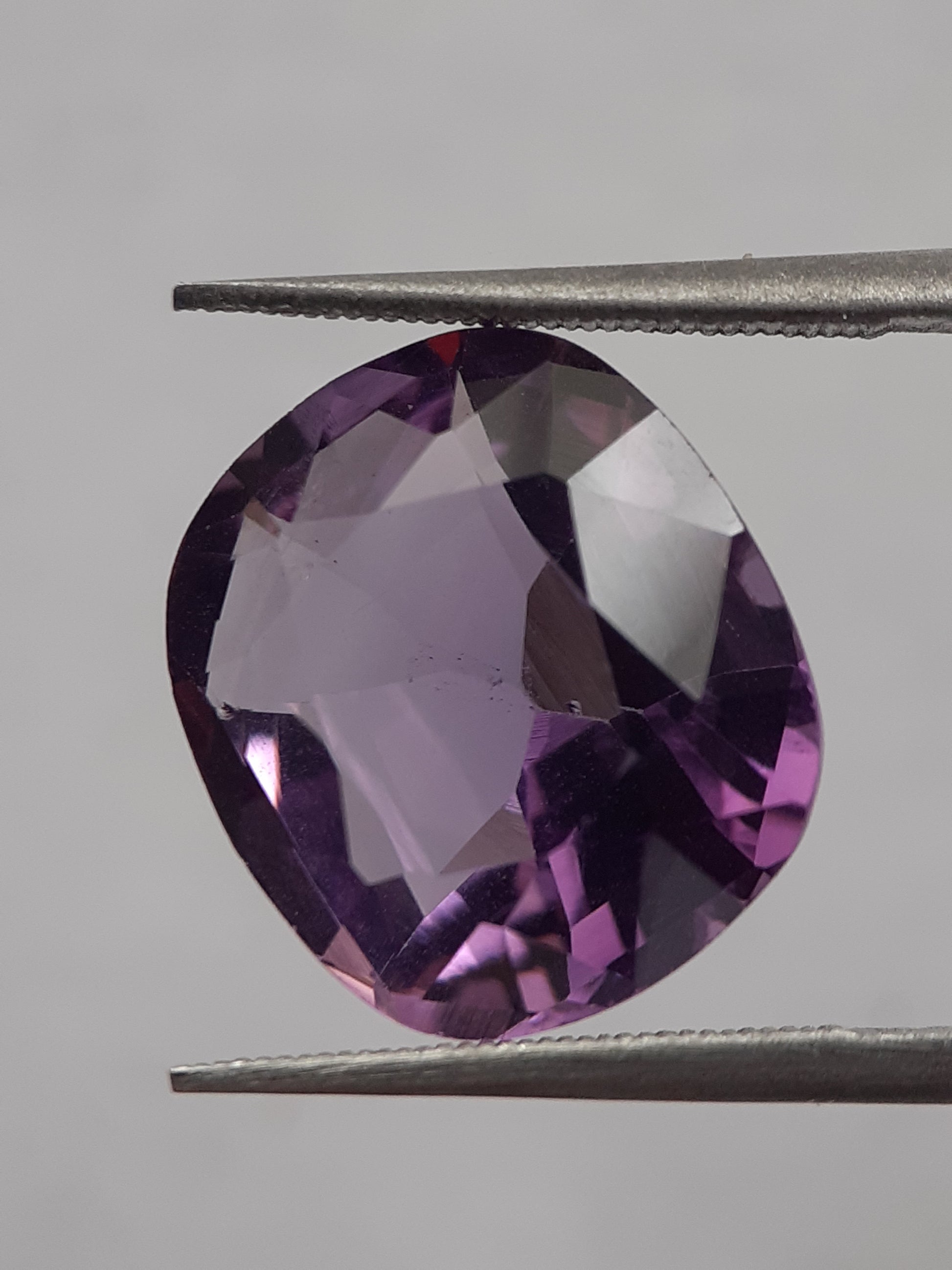 Natural purple Amethyst - 7.75 ct - cushion - unheated - Natural Gems Belgium