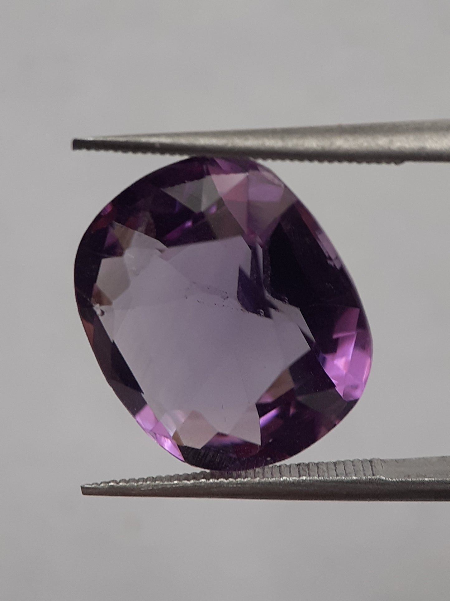 Natural purple Amethyst - 7.75 ct - cushion - unheated - Natural Gems Belgium