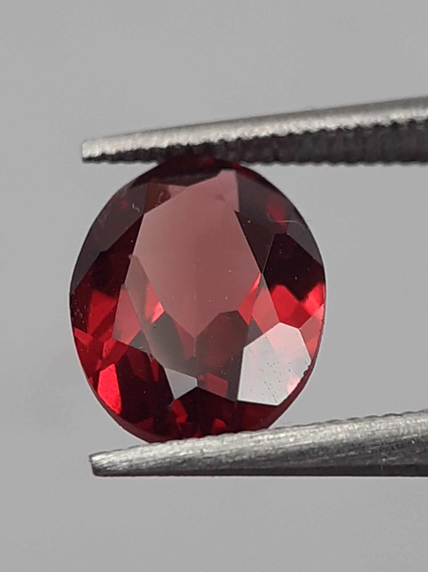 Natural orangy red Rhodolite Garnet - 1.17 ct - Oval - unheated - Natural Gems Belgium