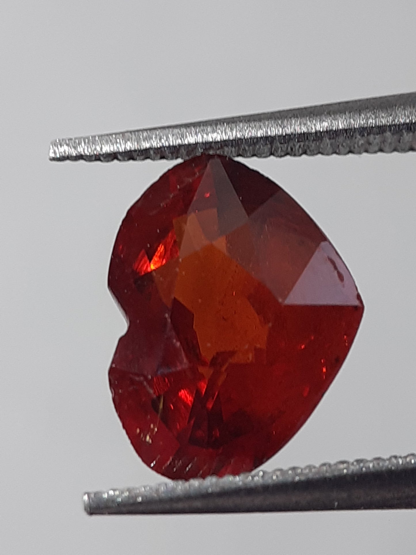 Natural medium orange Spessartite Garnet - 1.84 ct - heart - unheated - Natural Gems Belgium