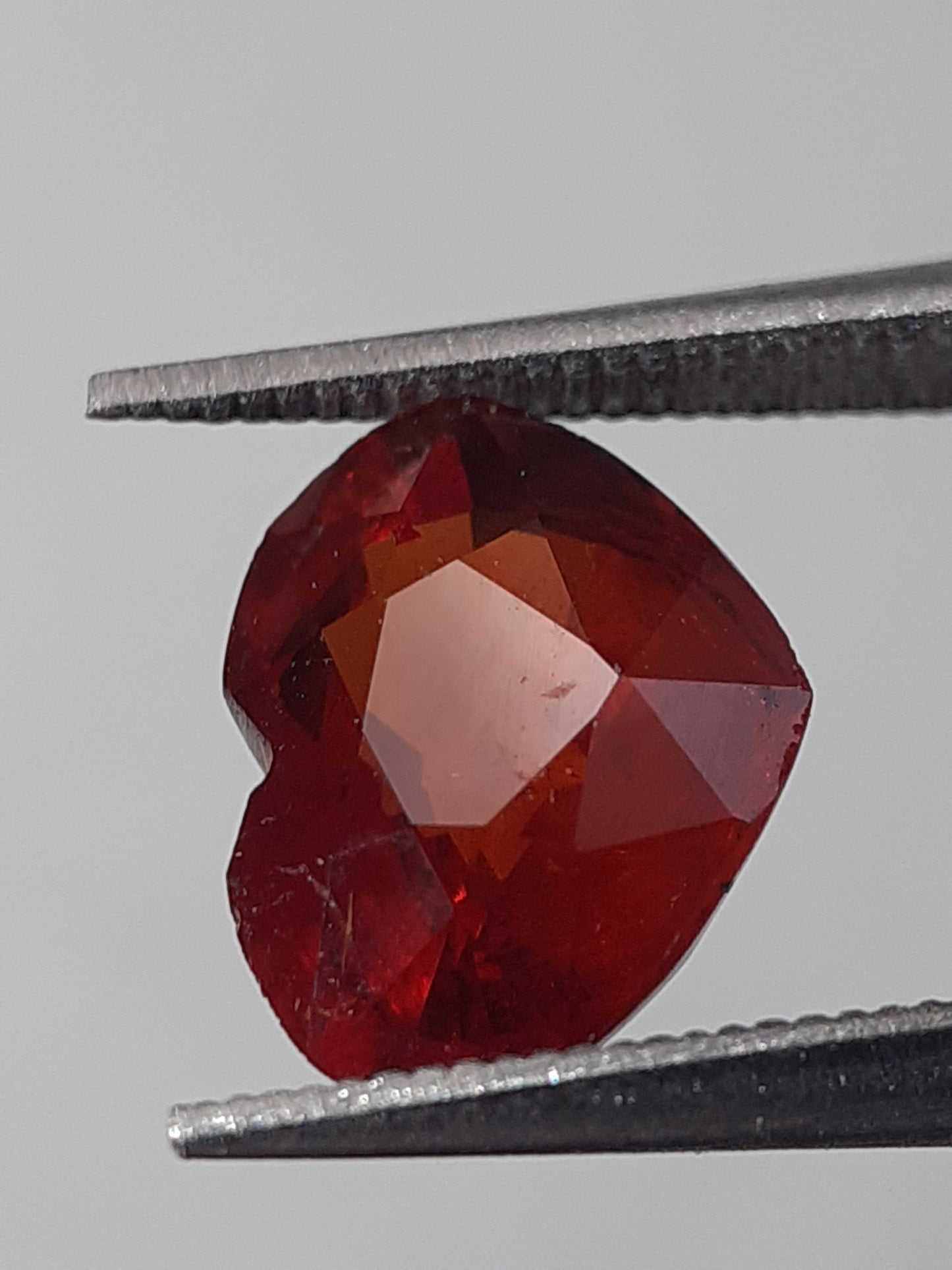 Natural medium orange Spessartite Garnet - 1.84 ct - heart - unheated - Natural Gems Belgium