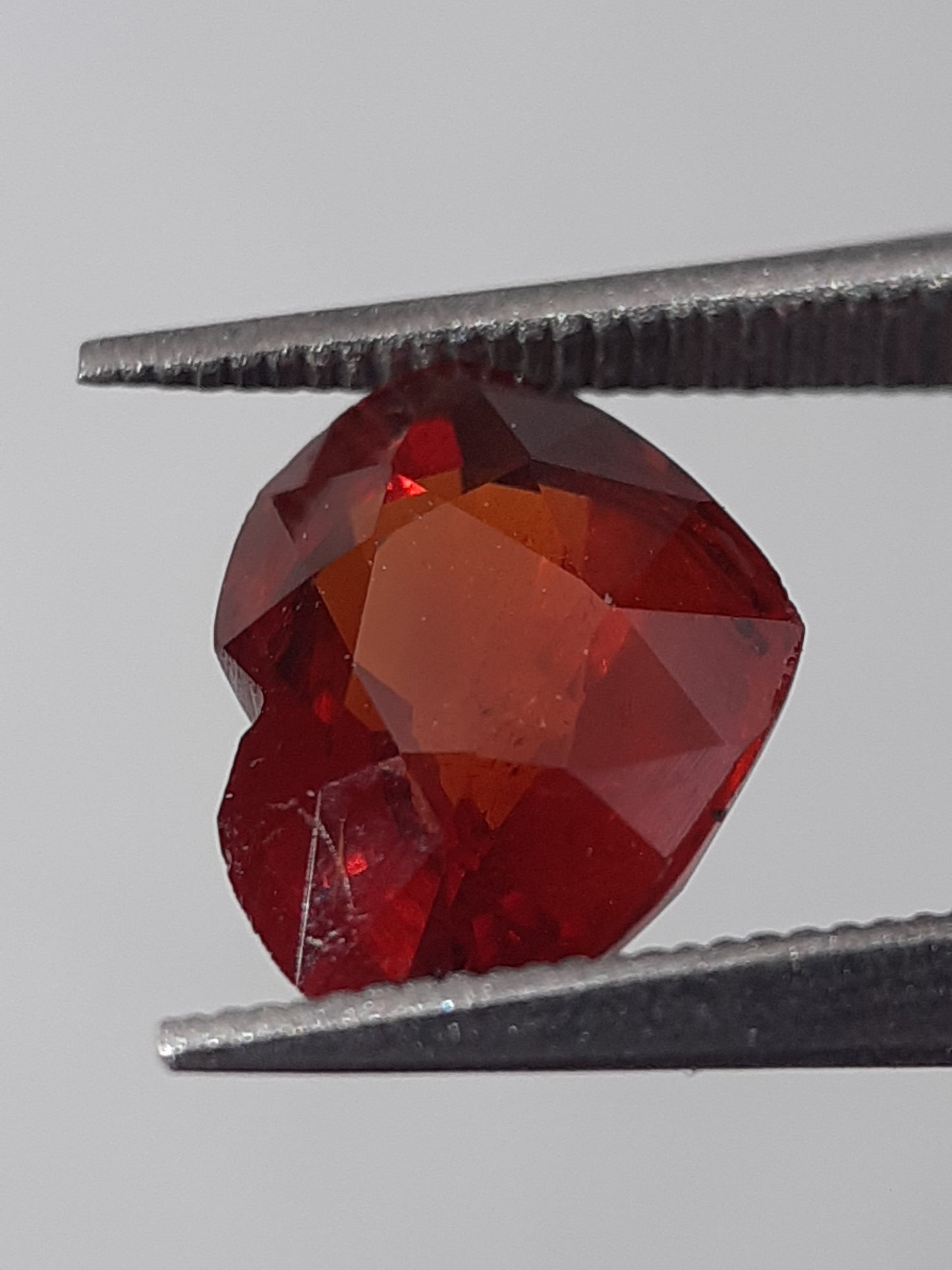 Natural medium orange Spessartite Garnet - 1.84 ct - heart - unheated - Natural Gems Belgium