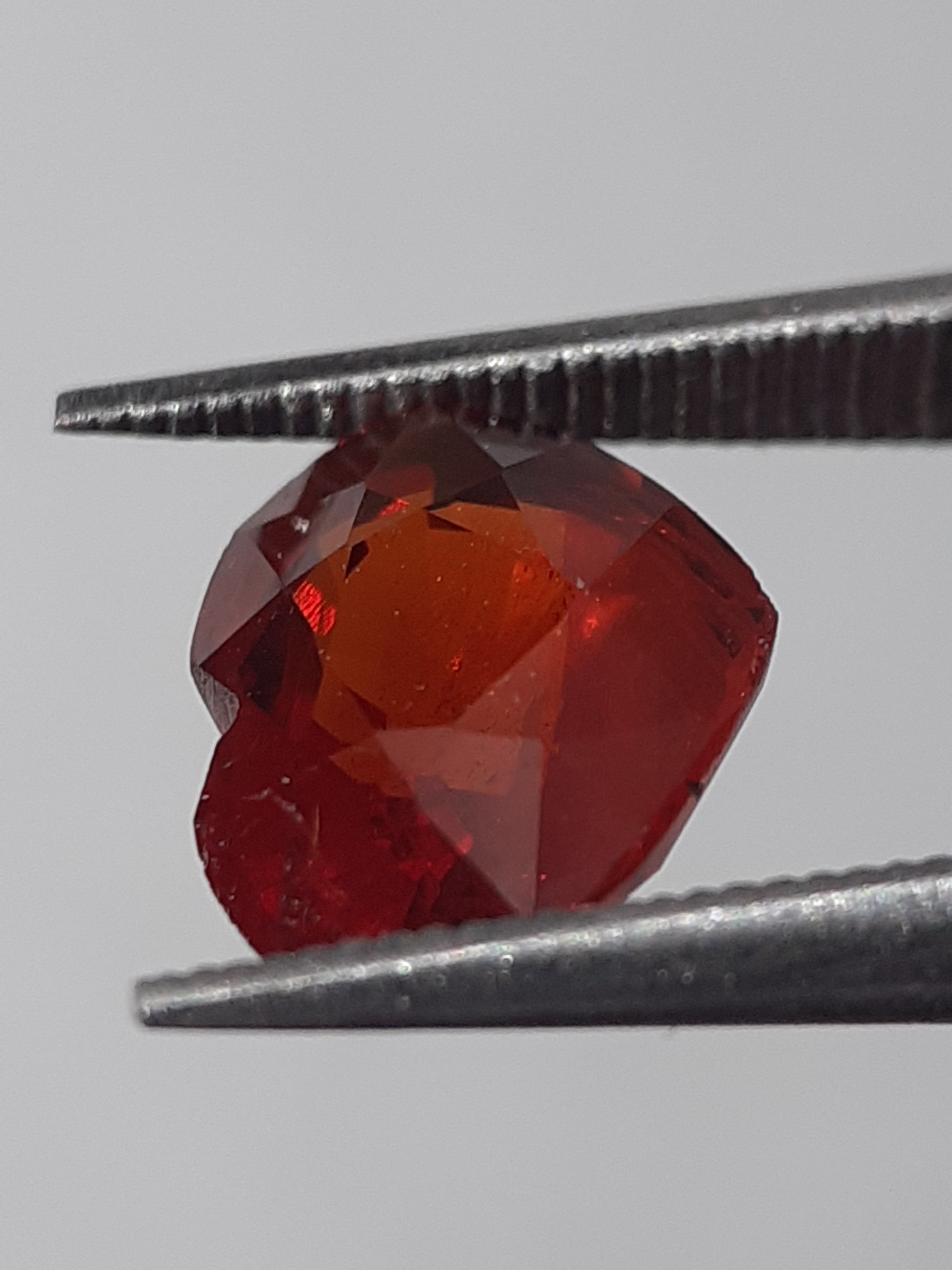 Natural medium orange Spessartite Garnet - 1.84 ct - heart - unheated - Natural Gems Belgium