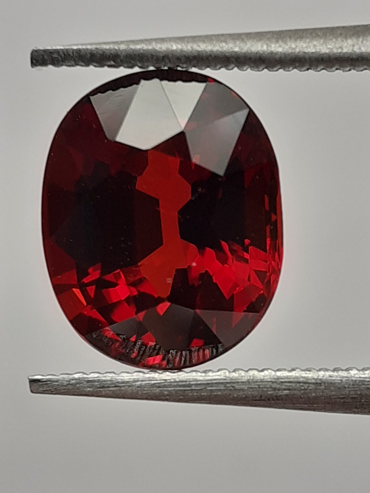 Natural reddish orange Spessartite Garnet - 2.63 ct - Oval - unheated - Natural Gems Belgium