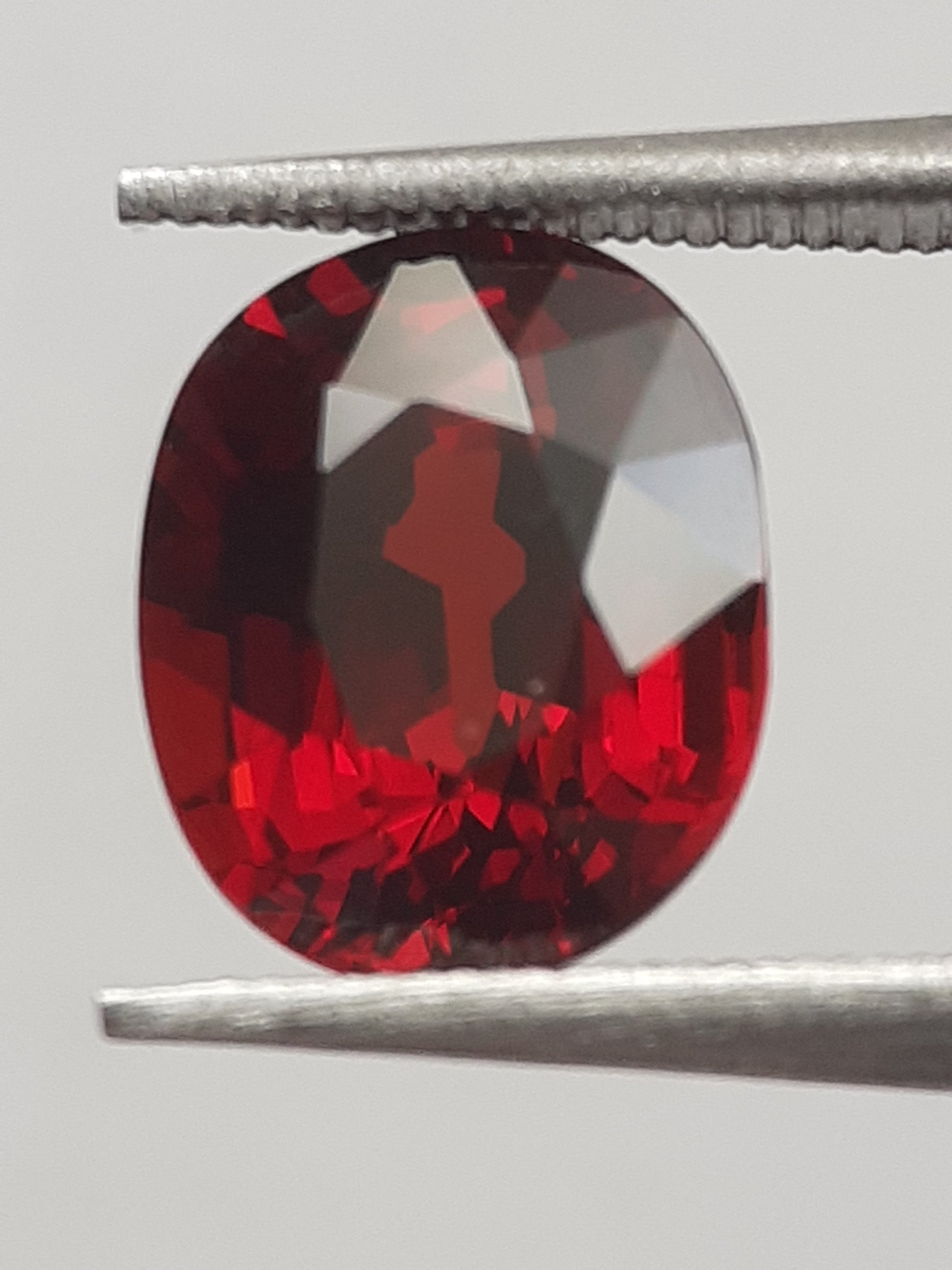 Natural reddish orange Spessartite Garnet - 2.63 ct - Oval - unheated - Natural Gems Belgium