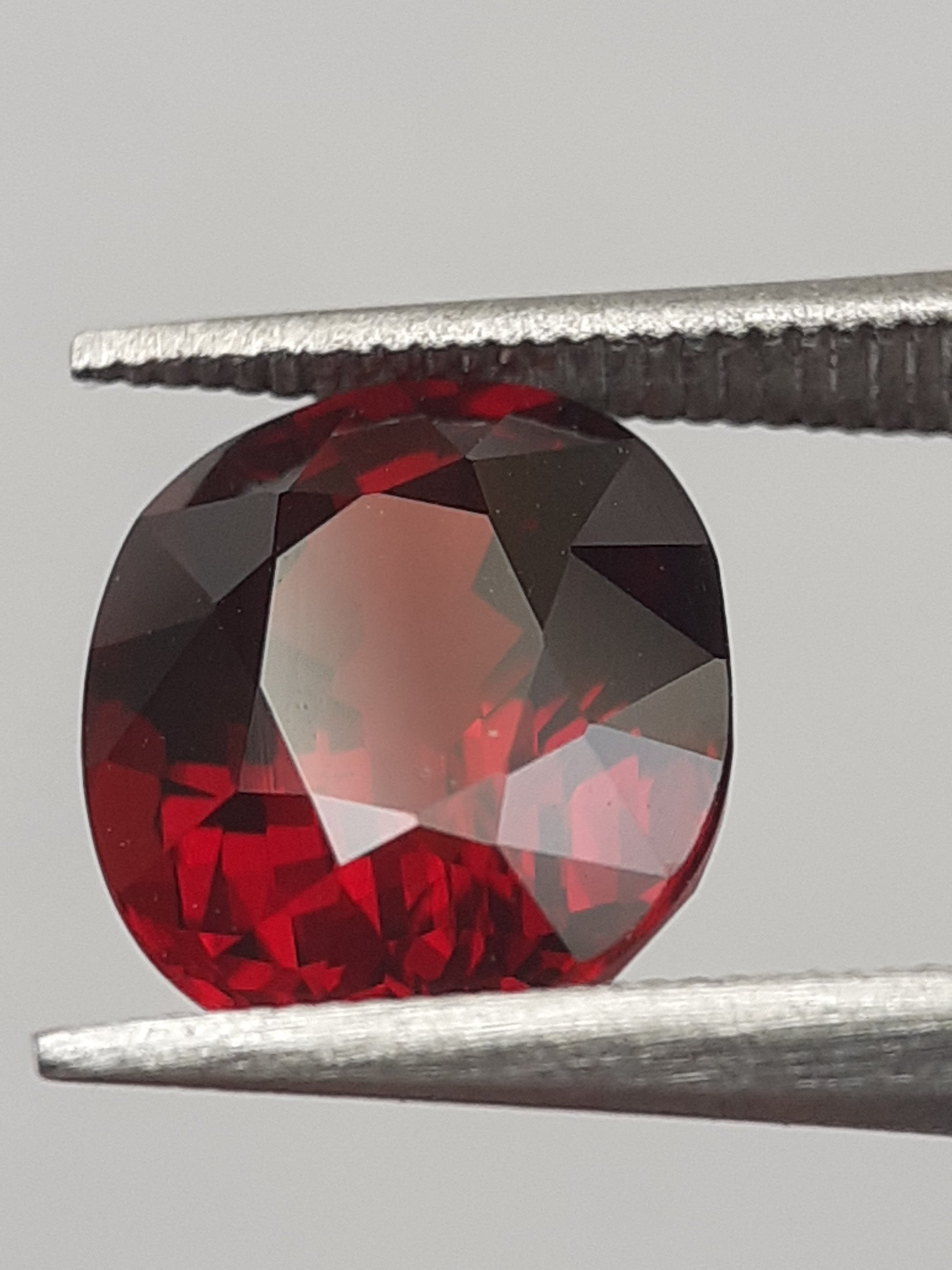 Natural reddish orange Spessartite Garnet - 2.63 ct - Oval - unheated - Natural Gems Belgium