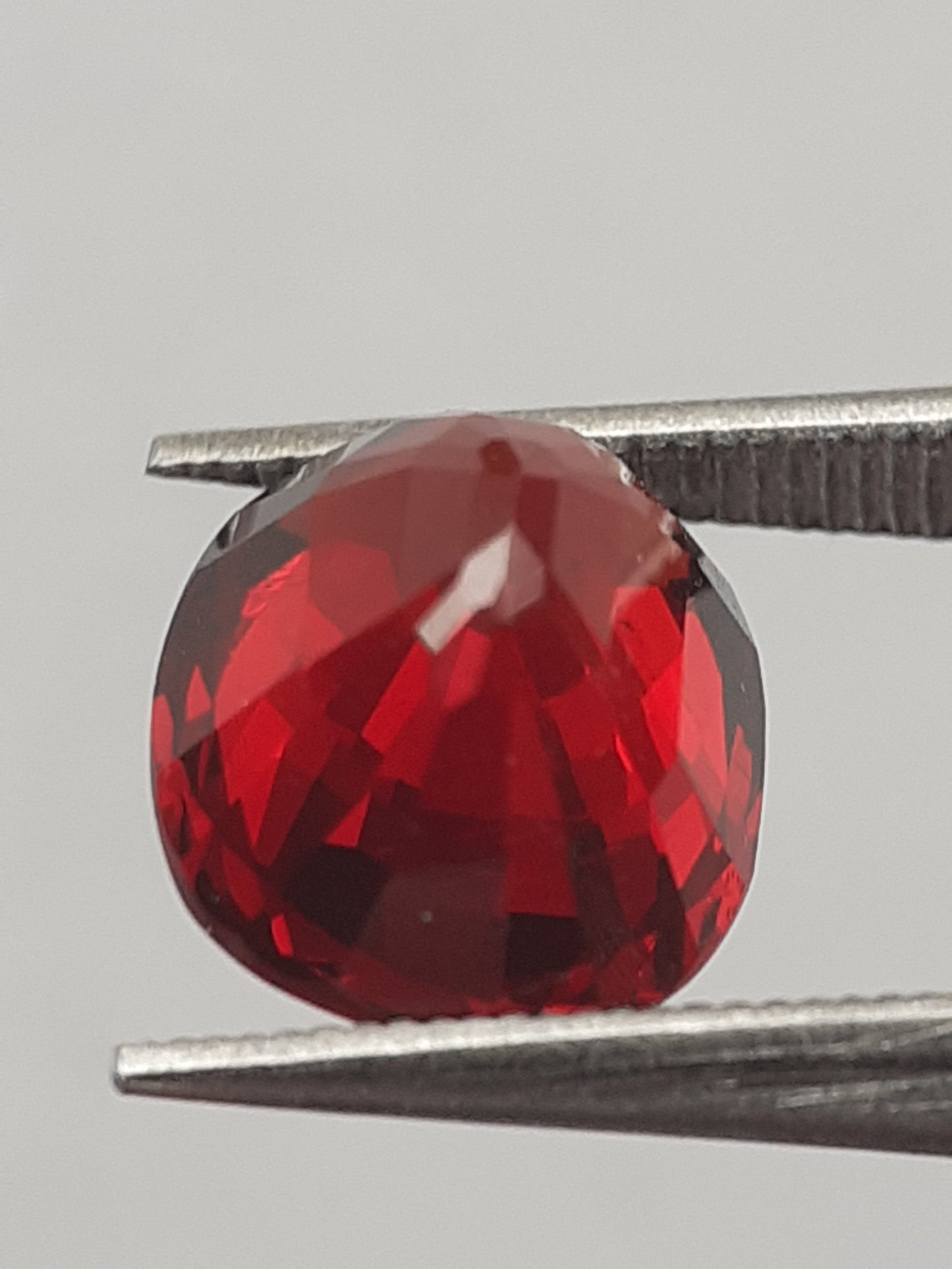 Natural reddish orange Spessartite Garnet - 2.63 ct - Oval - unheated - Natural Gems Belgium