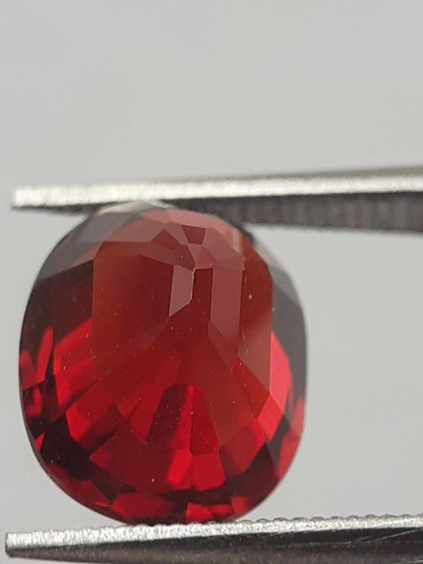 Natural reddish orange Spessartite Garnet - 2.63 ct - Oval - unheated - Natural Gems Belgium