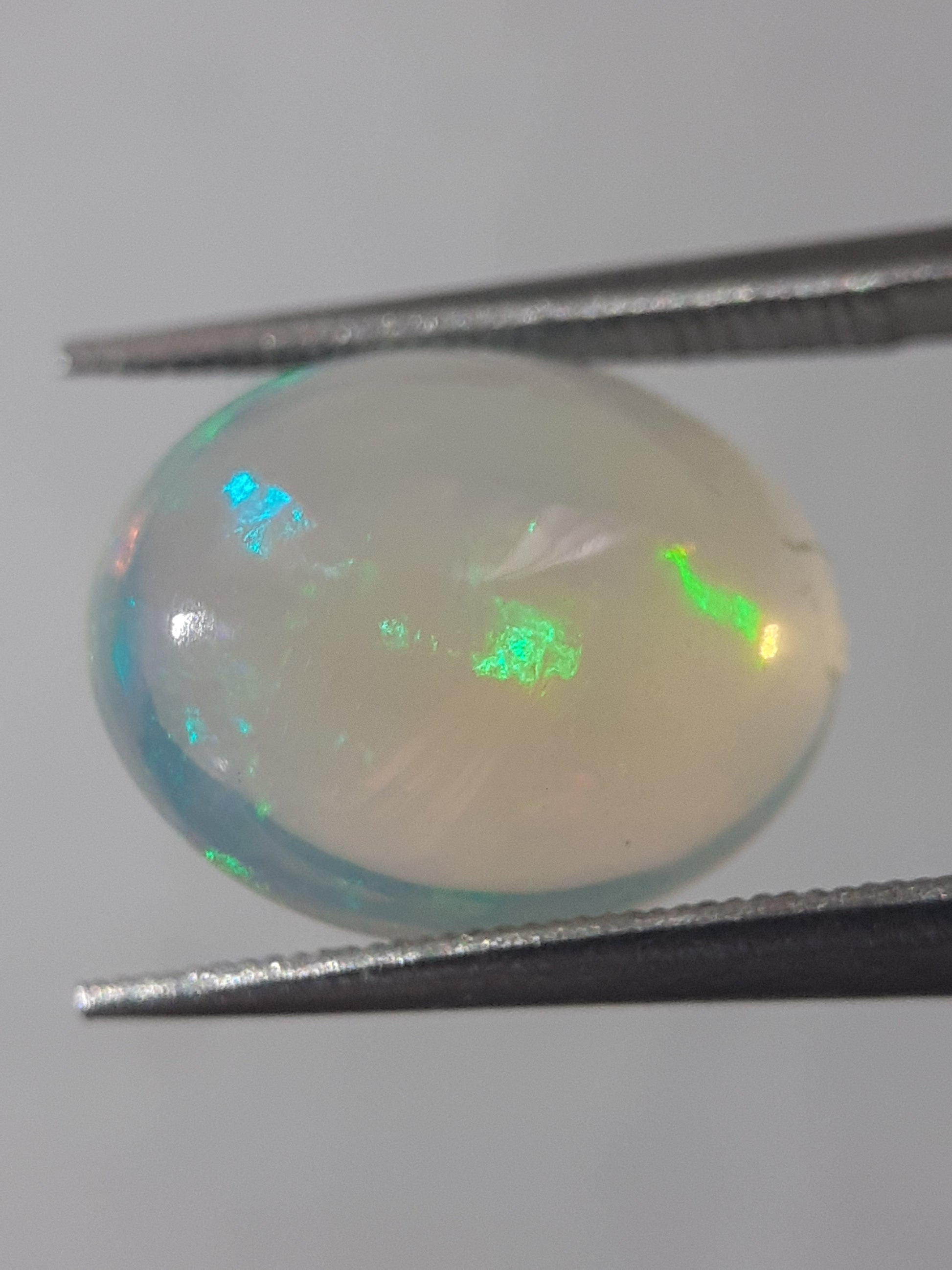 Natural White Crystal Opal - play of color - 3.07 ct - oval - unheated - certified by NGB - Natural Gems Belgium