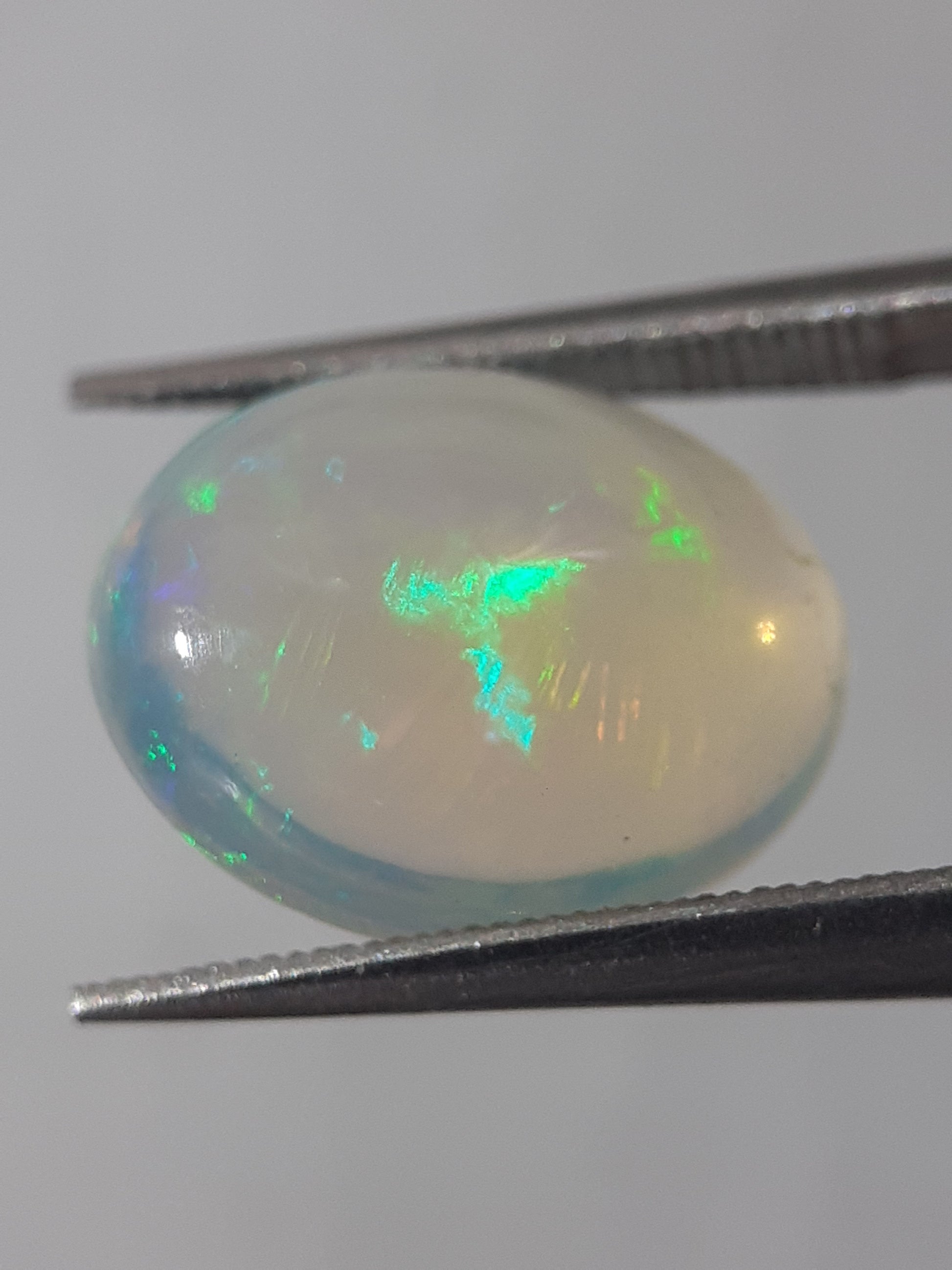 Natural White Crystal Opal - play of color - 3.07 ct - oval - unheated - certified by NGB - Natural Gems Belgium