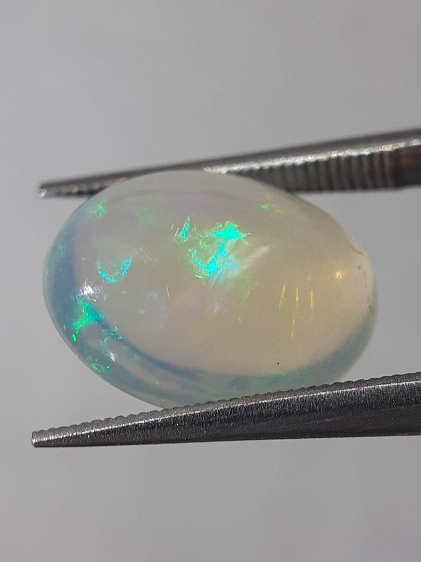 Natural White Crystal Opal - play of color - 3.07 ct - oval - unheated - certified by NGB - Natural Gems Belgium