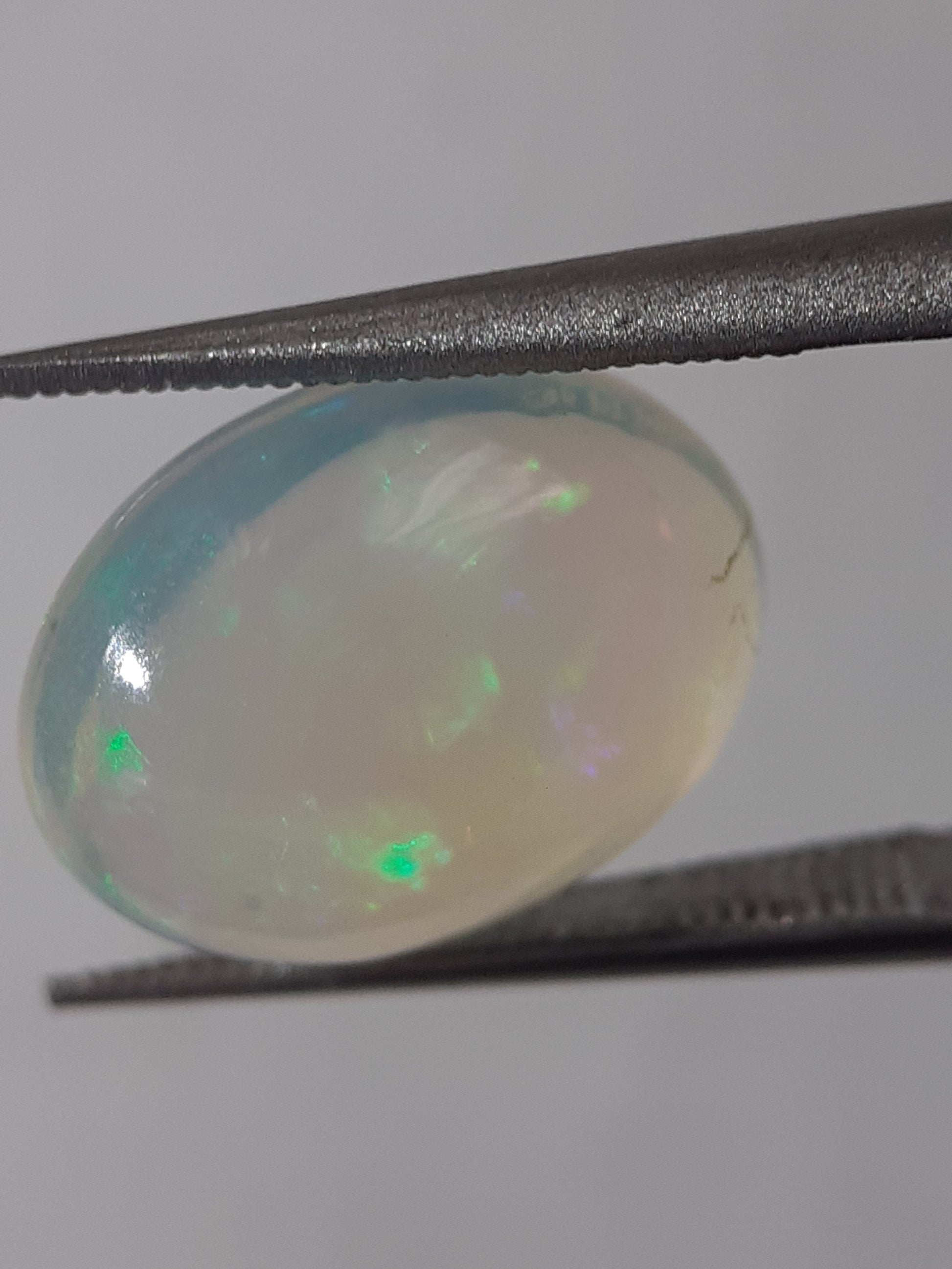 Natural White Crystal Opal - play of color - 3.07 ct - oval - unheated - certified by NGB - Natural Gems Belgium