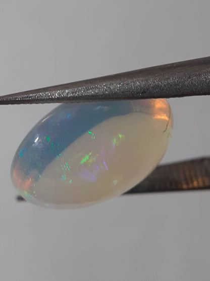 Natural White Crystal Opal - play of color - 3.07 ct - oval - unheated - certified by NGB - Natural Gems Belgium