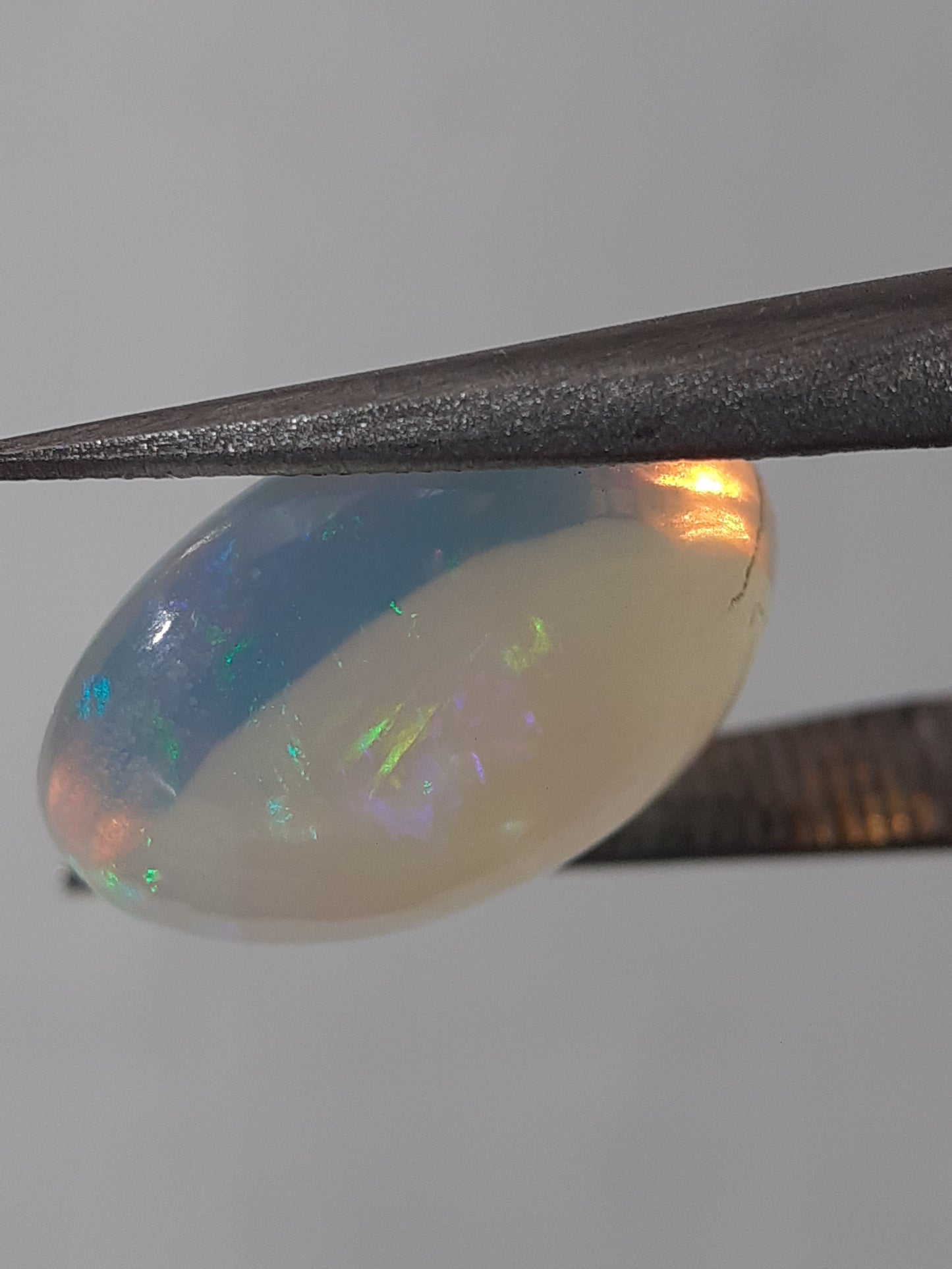 Natural White Crystal Opal - play of color - 3.07 ct - oval - unheated - certified by NGB - Natural Gems Belgium