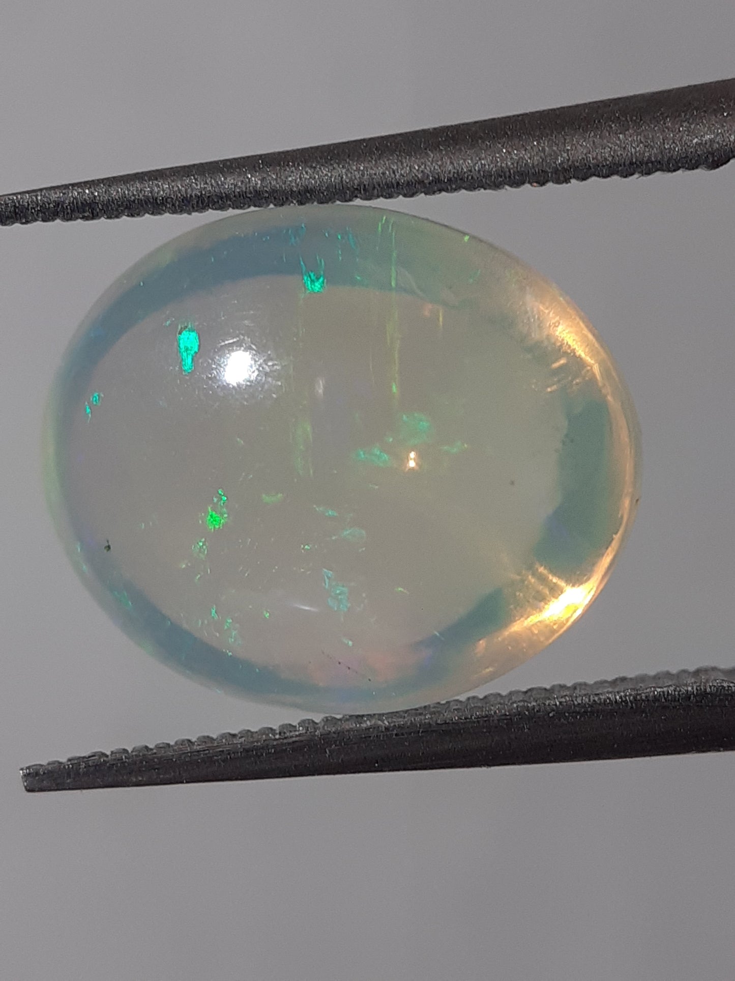 Natural White Crystal Opal - play of color - 3.07 ct - oval - unheated - certified by NGB - Natural Gems Belgium