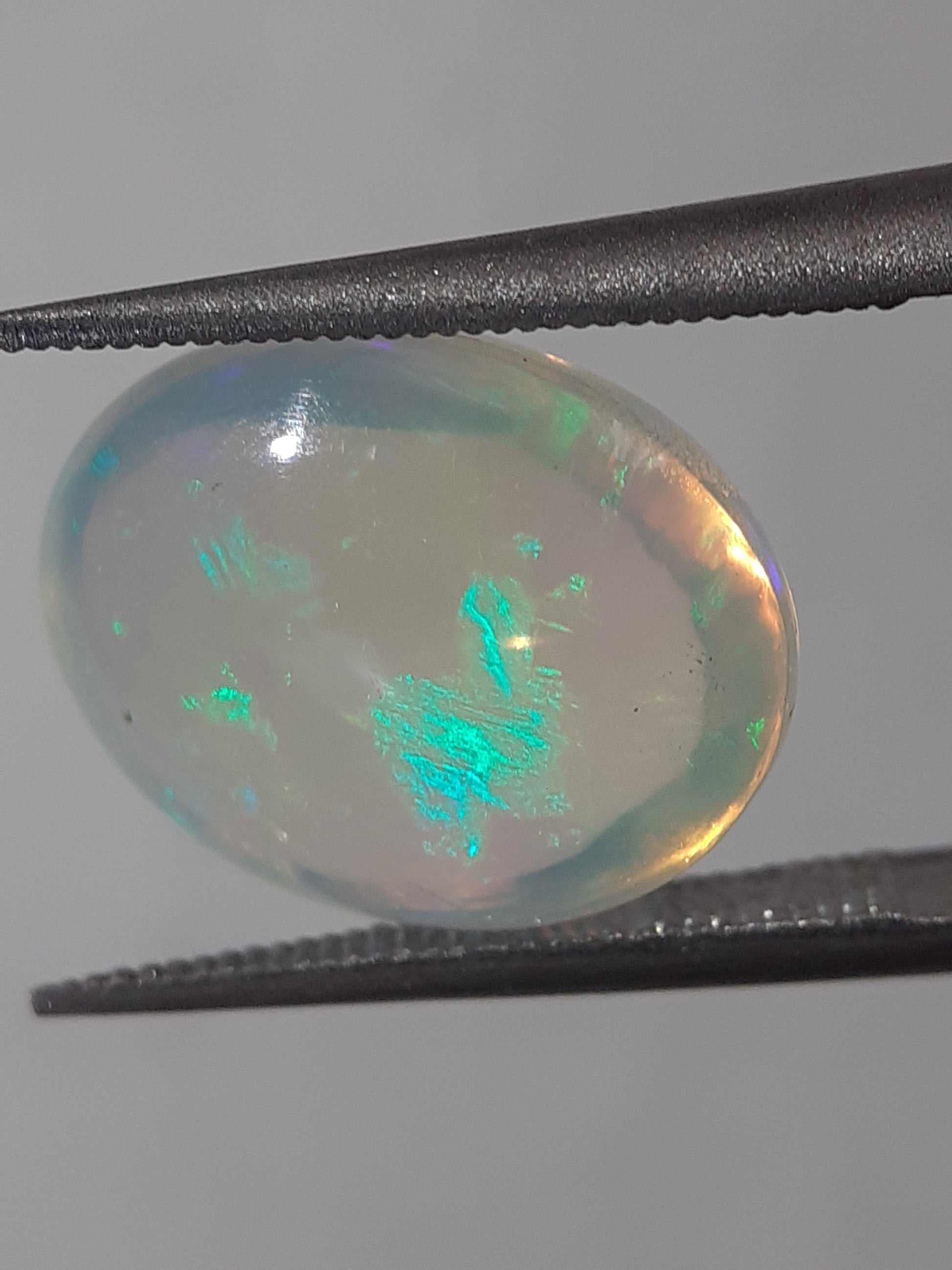 Natural White Crystal Opal - play of color - 3.07 ct - oval - unheated - certified by NGB - Natural Gems Belgium