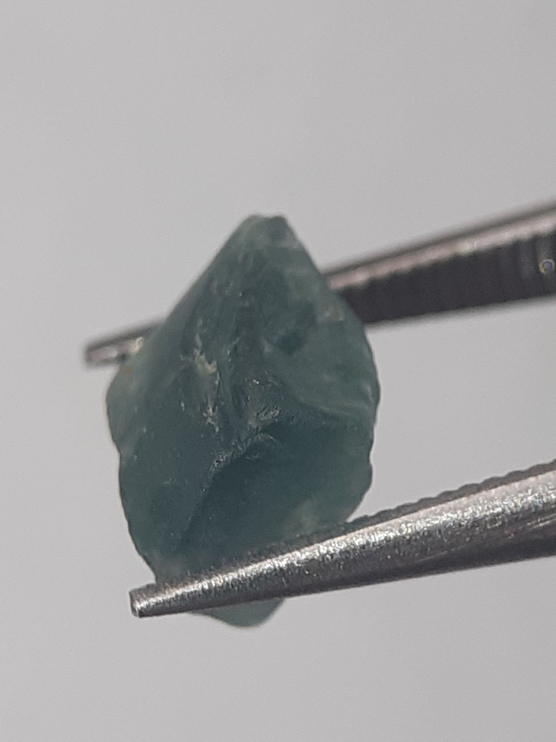 Natural bluish green Apatite - 1.28 ct - Rough Gemstone - unheated - Natural Gems Belgium